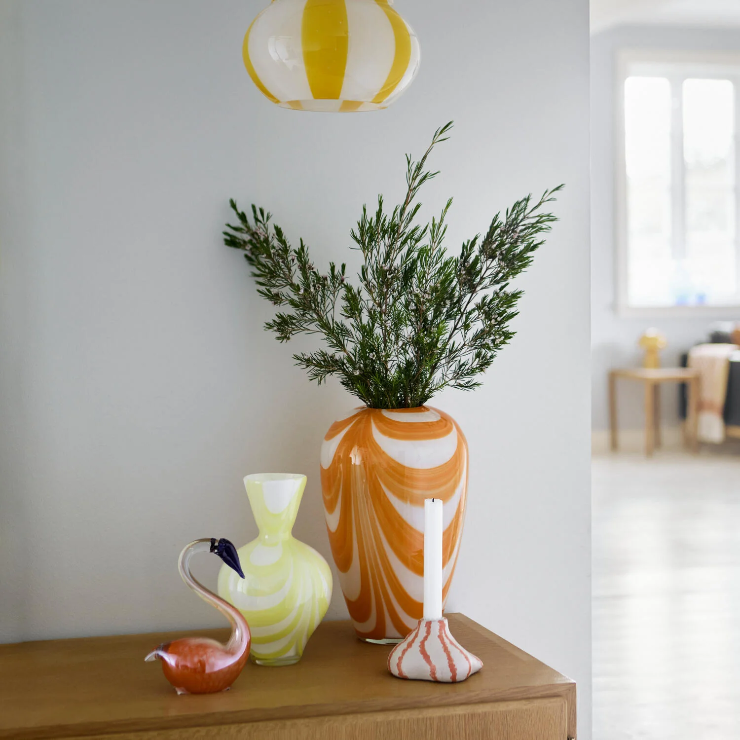 Bahne Interior  Stribet lysestage, hvid/orange - H6,5 cm.