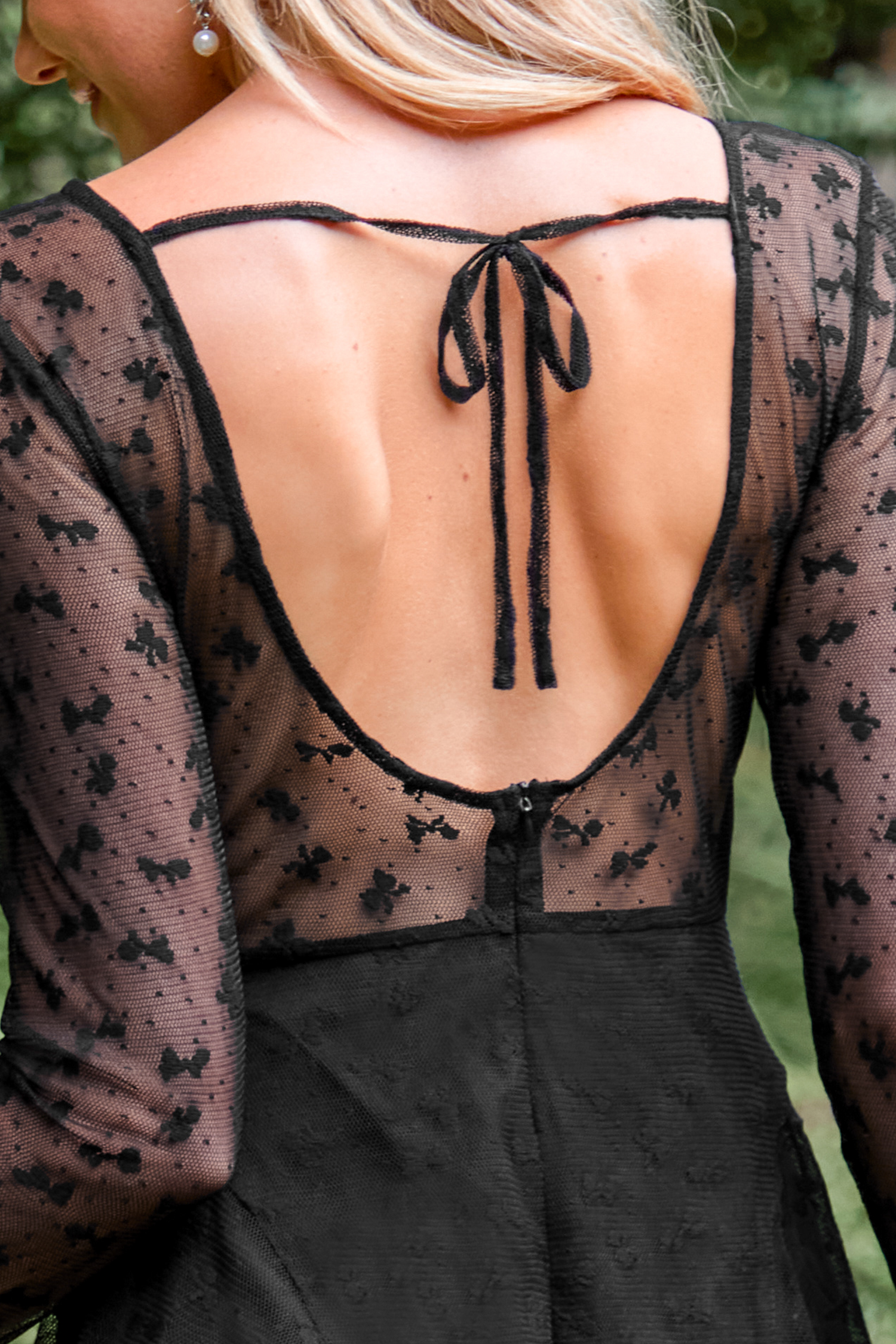 Robe mini à manches longues et nœud papillon transparente