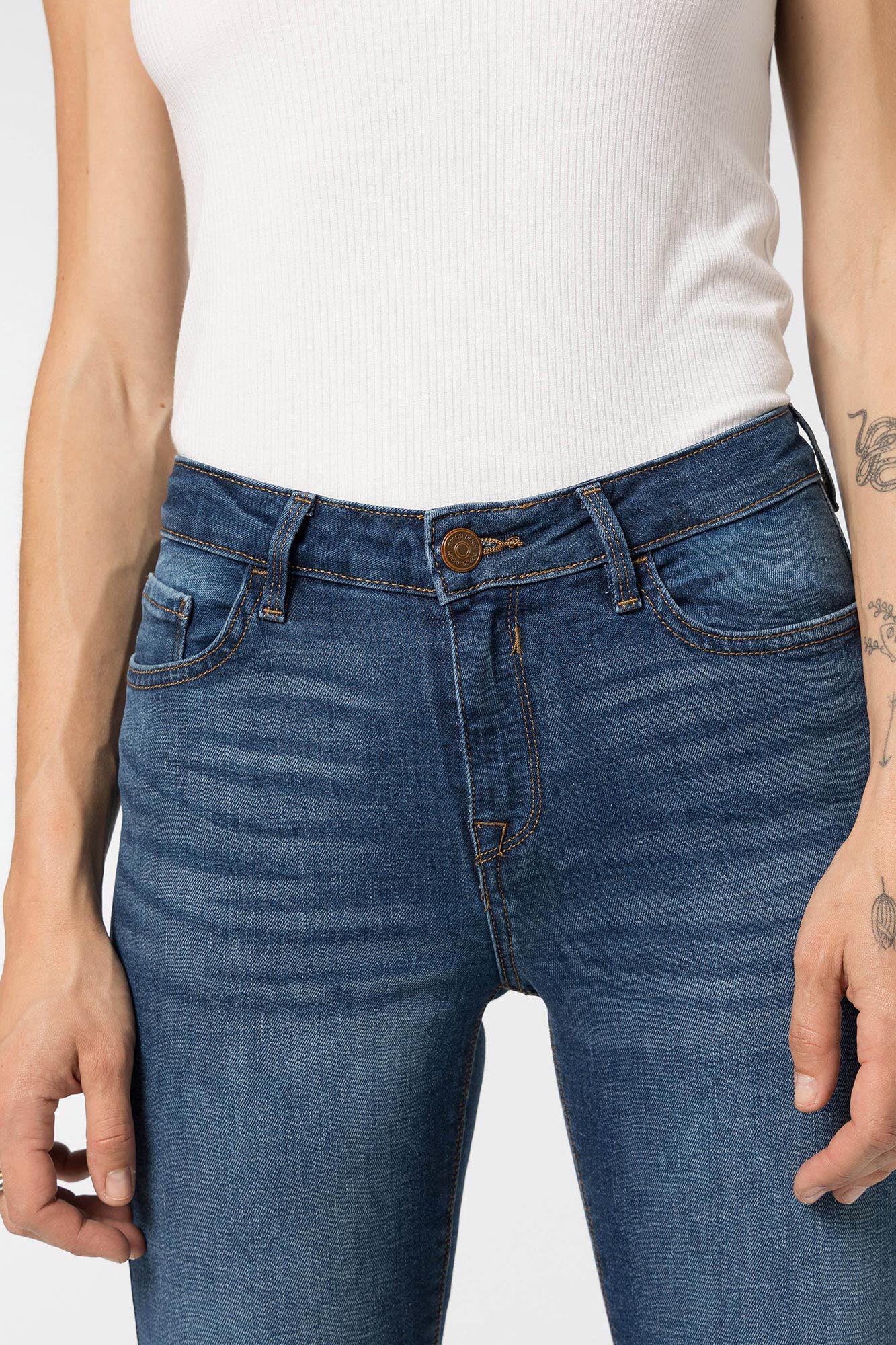 Calça jeans skinny de cintura média com efeito push-up leve