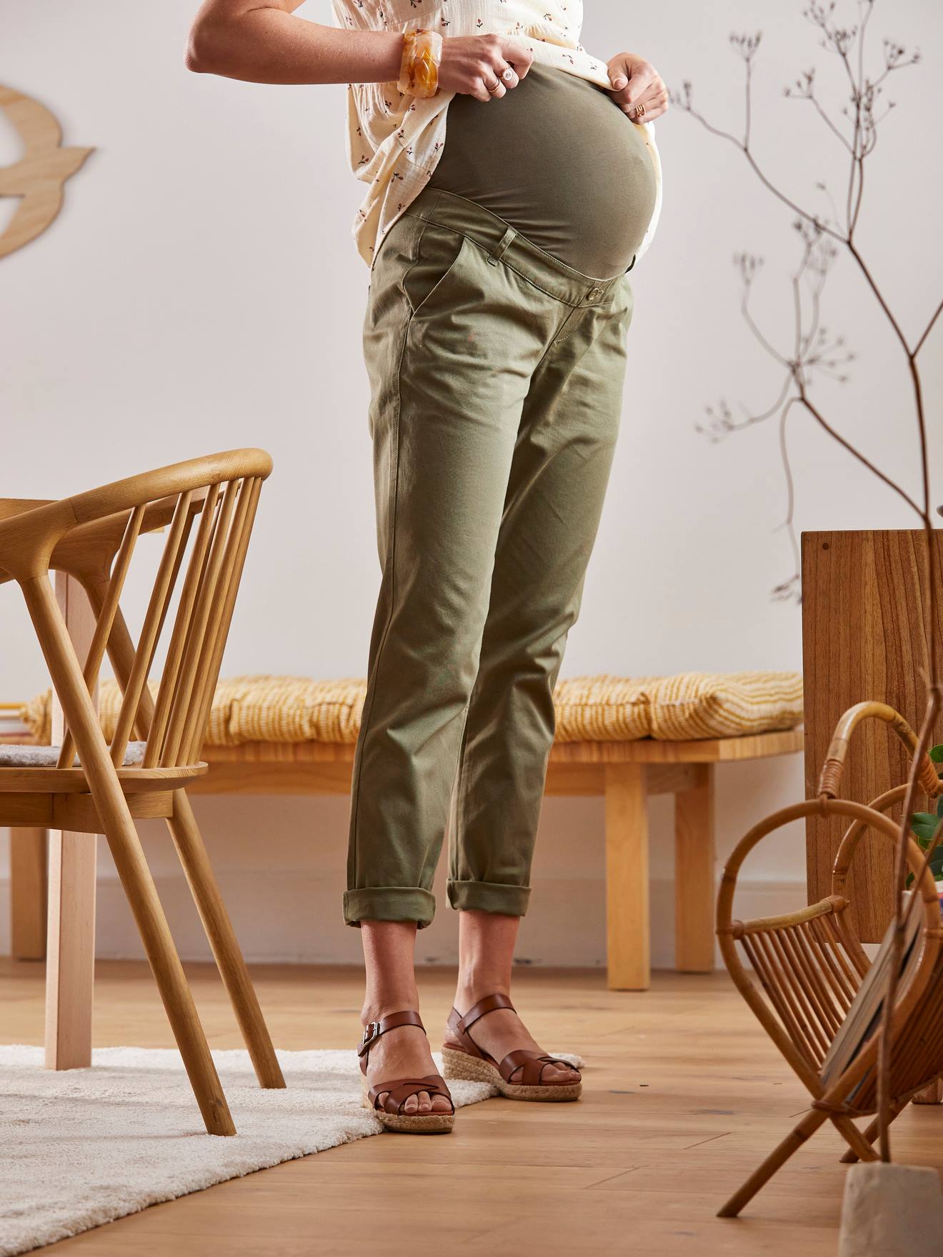 Calças chino lisas de algodão stretch verde-escuro para gestantes.