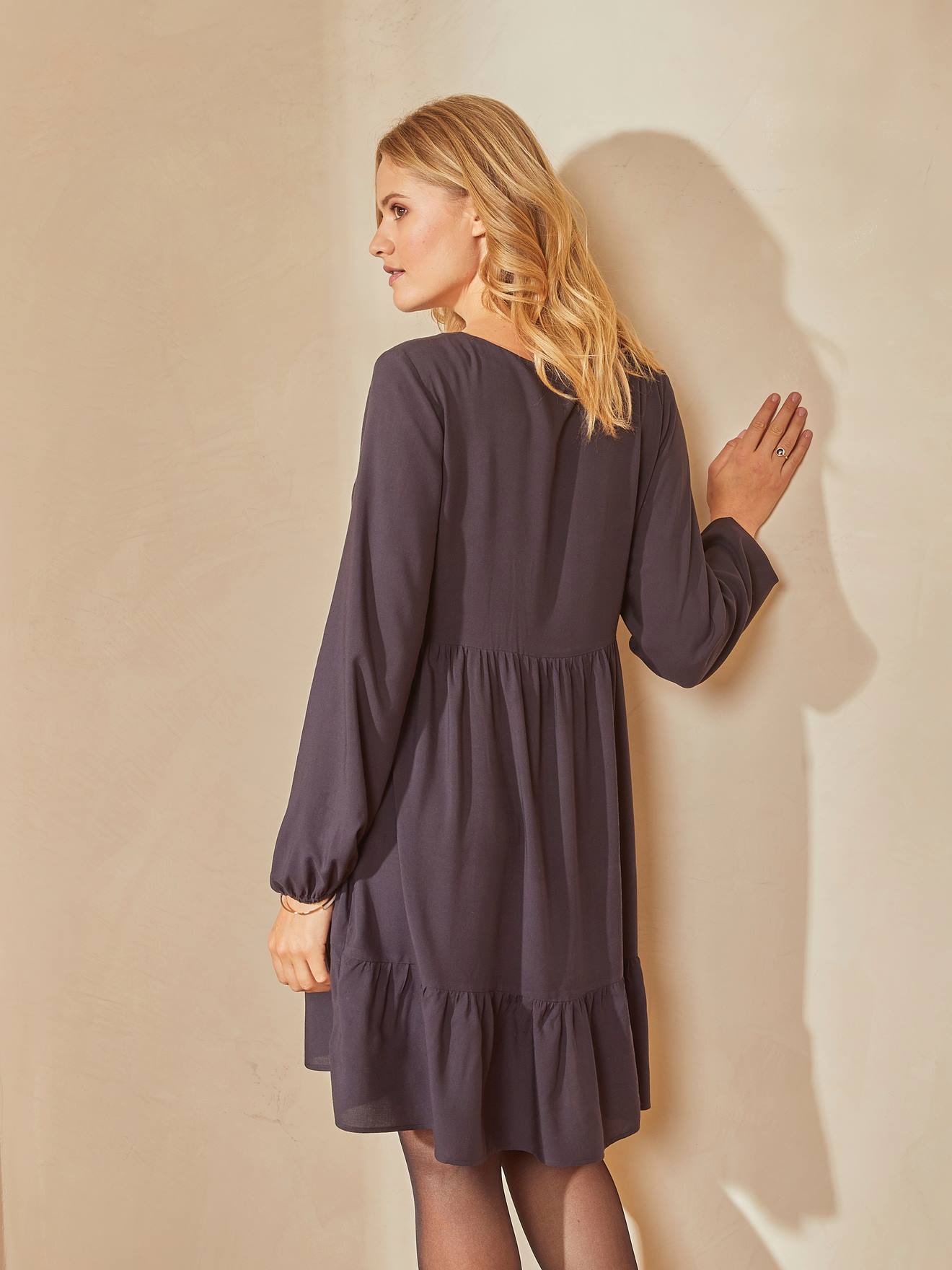 Vestido curto de maternidade e amamentação, liso, preto, com decote em V.