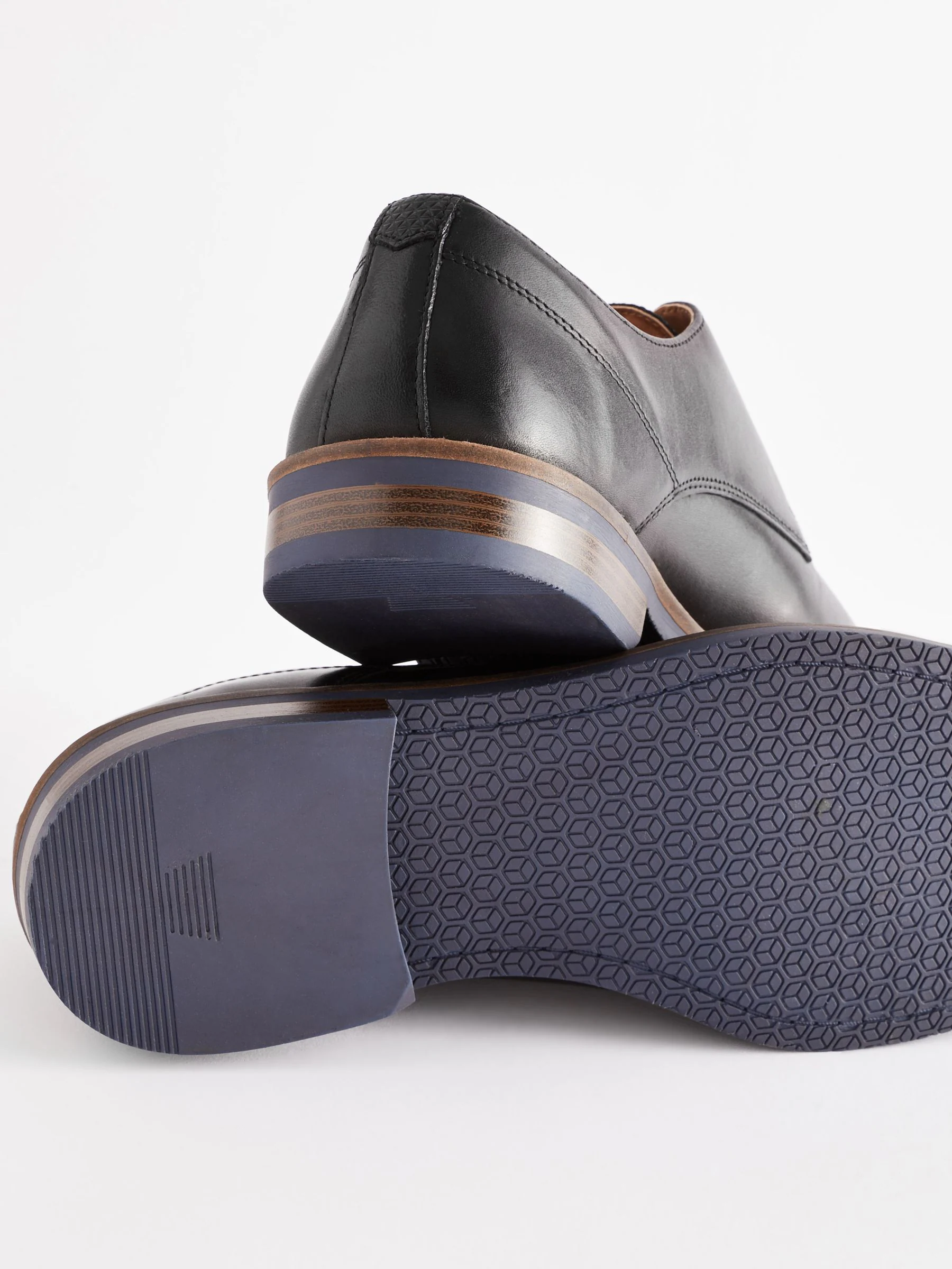 Zwart - Wijde pasvorm - Leren Derby-schoenen met contrasterende marineblauwe zool