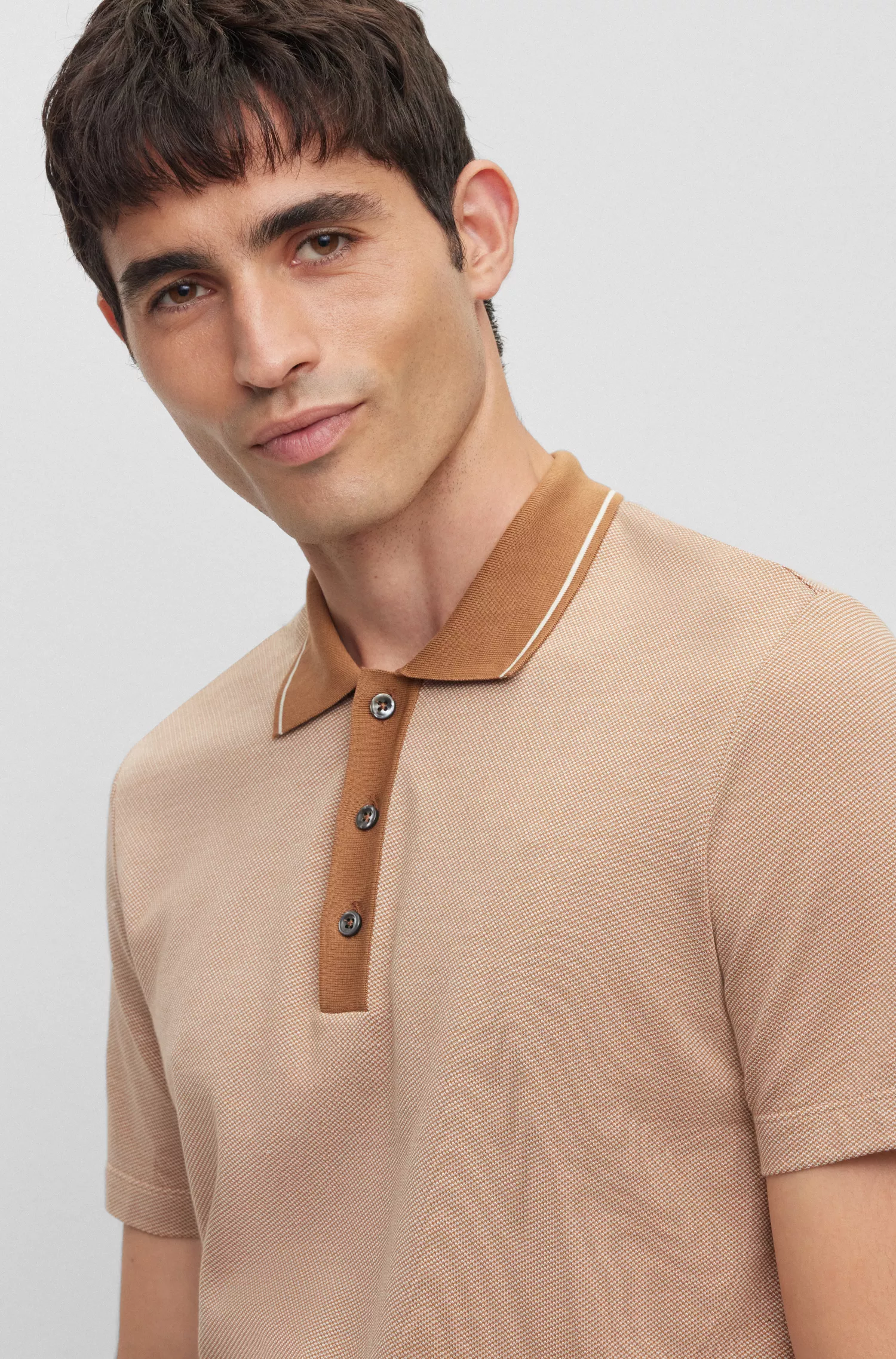 Camisa polo BOSS cor camelo, corte slim, em algodão estruturado e seda.