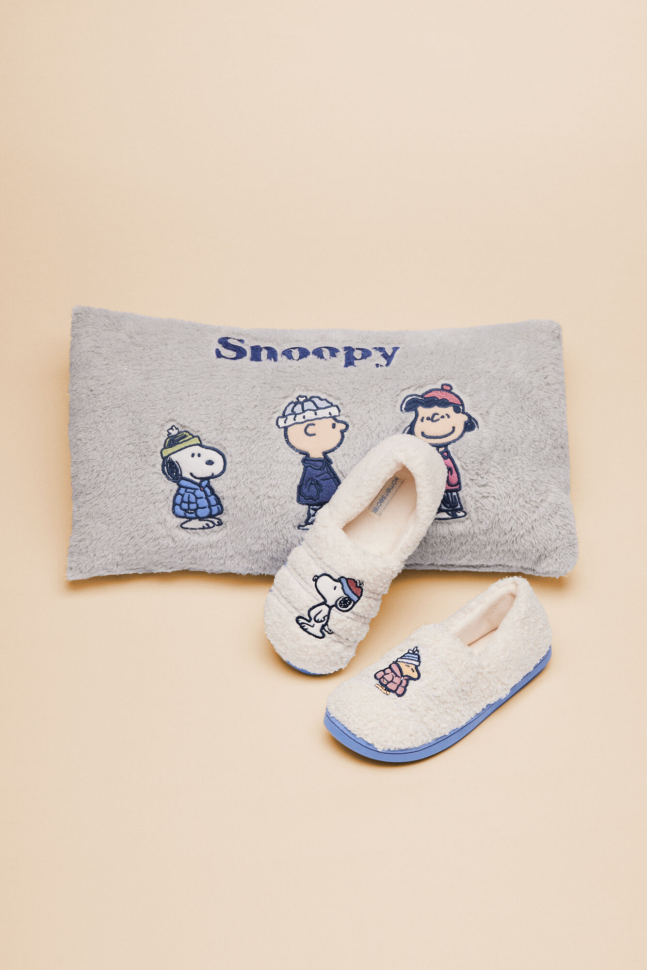 tênis felpudos do Snoopy