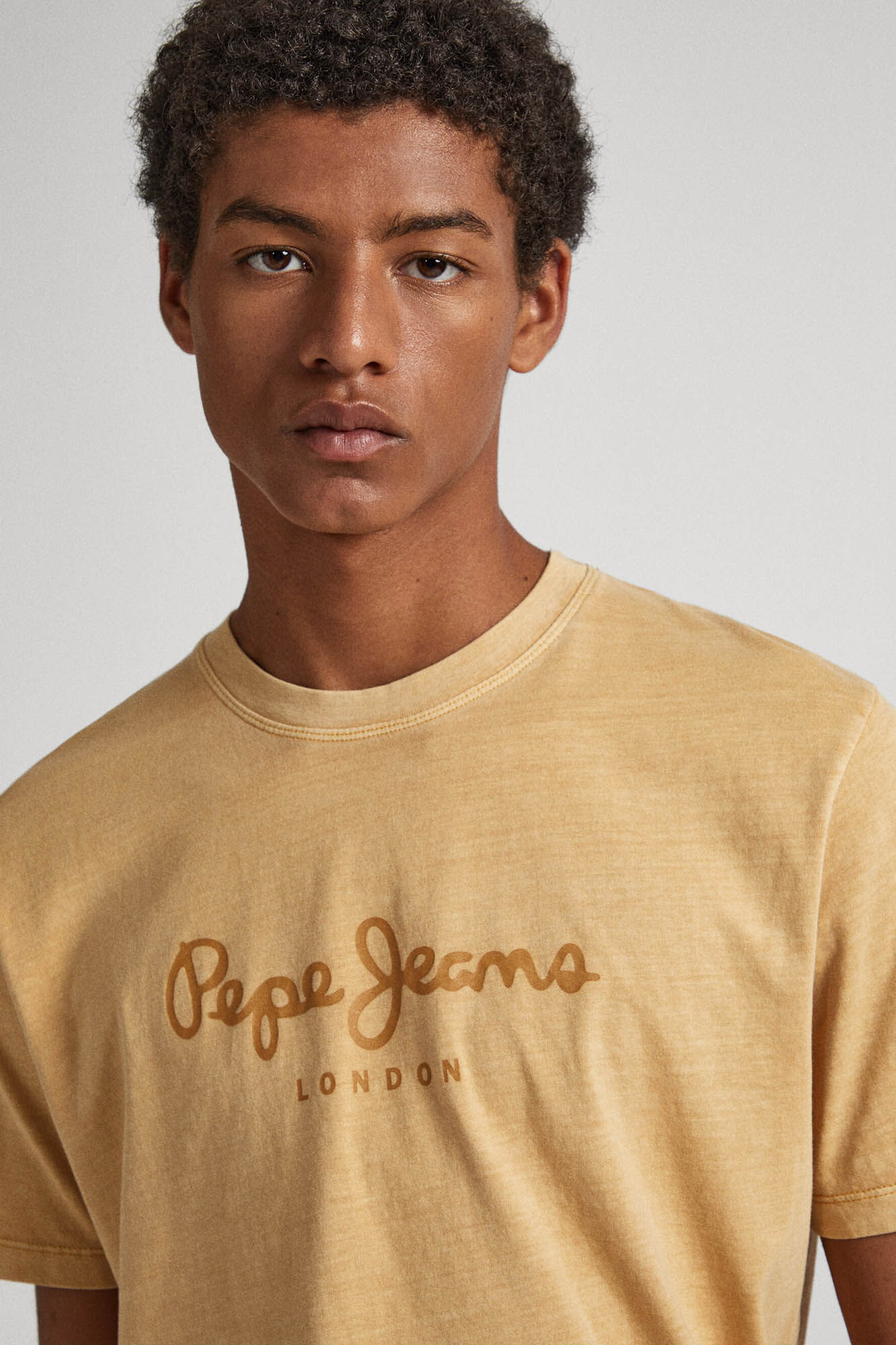 estampa de logotipo em camiseta