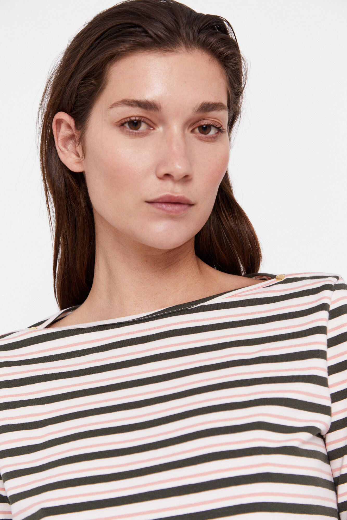 Camiseta básica com decote canoa - Cáqui