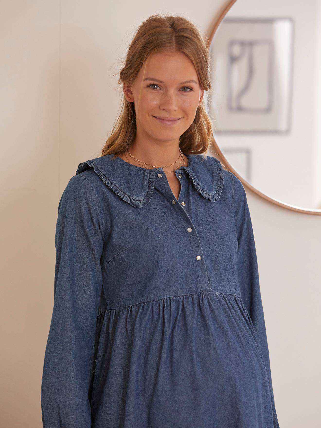 Vestido jeans listrado azul escuro com gola Peter Pan e babado, ideal para gestantes e lactantes.