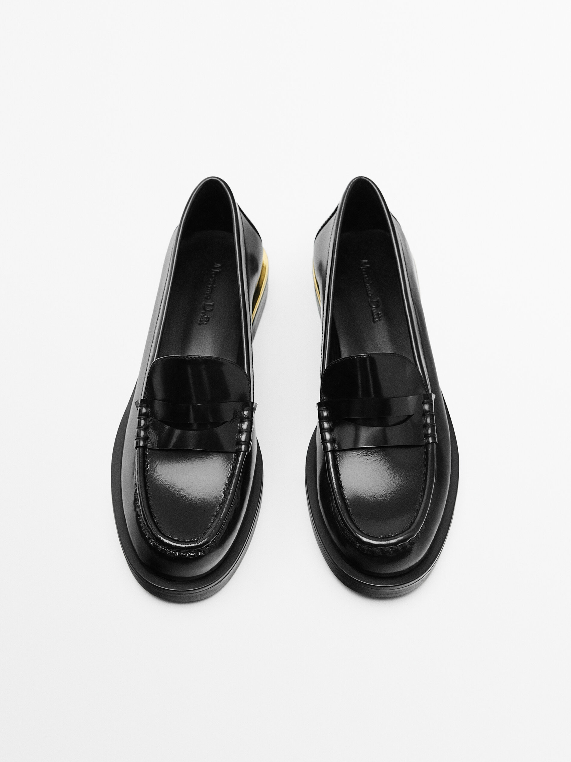 Mocassim de couro com detalhe metálico no calcanhar - PRETO