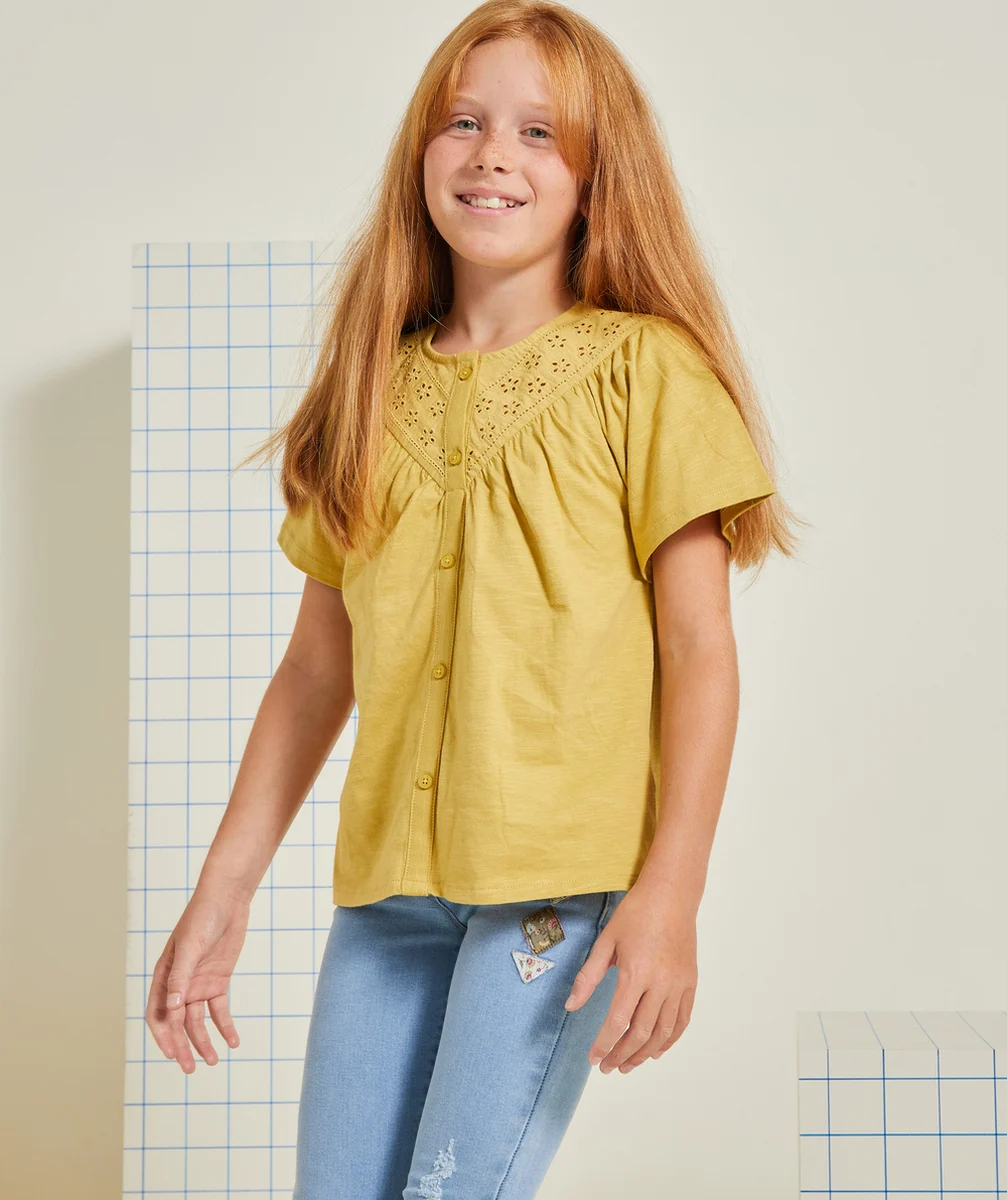 T-SHIRT FILLE EN COTON JAUNE AVEC FRONCES ET DÉTAILS AJOURÉS
