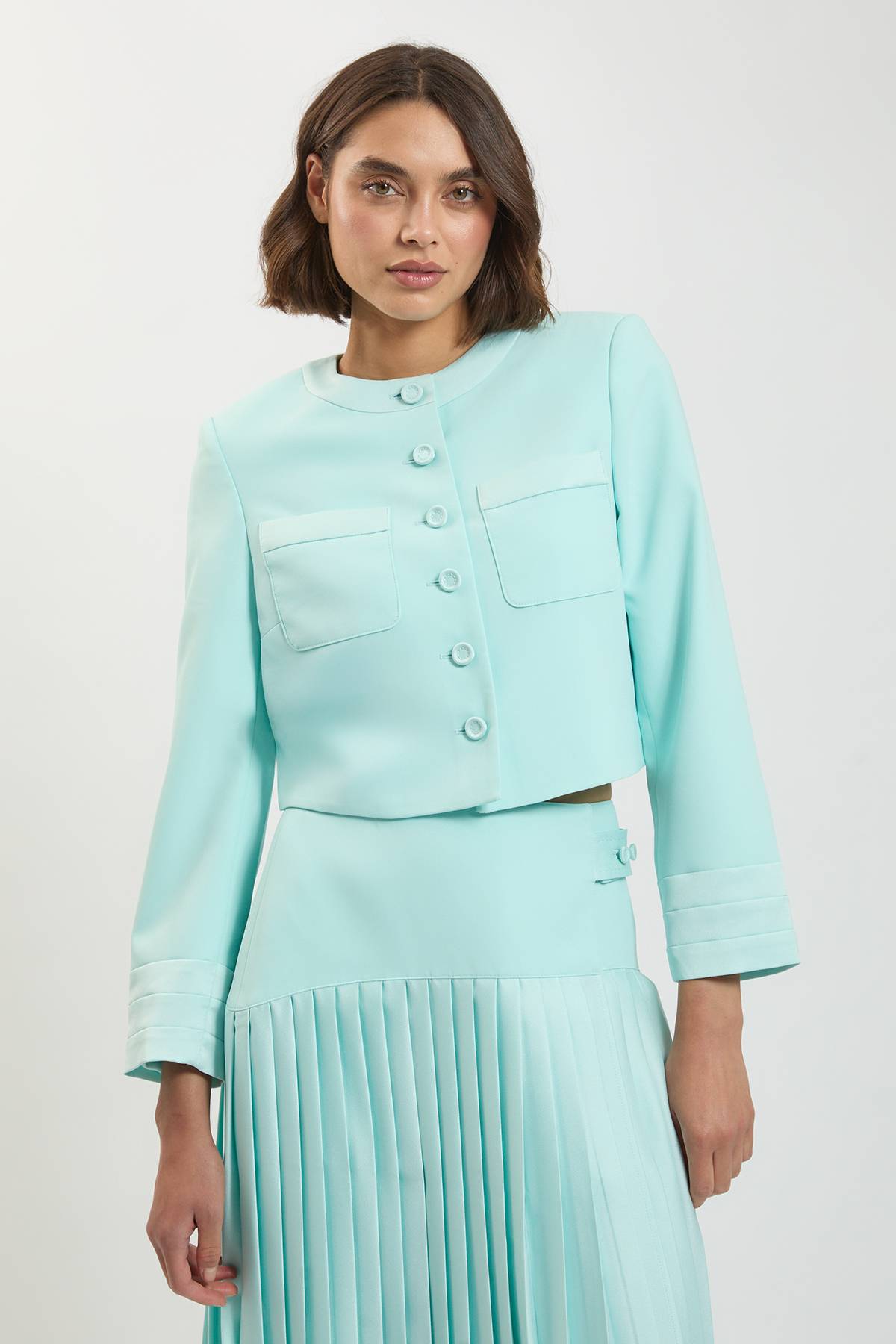 KarenMillen Blazer Court Ajusté Sans Col En Satin Façon Smoking