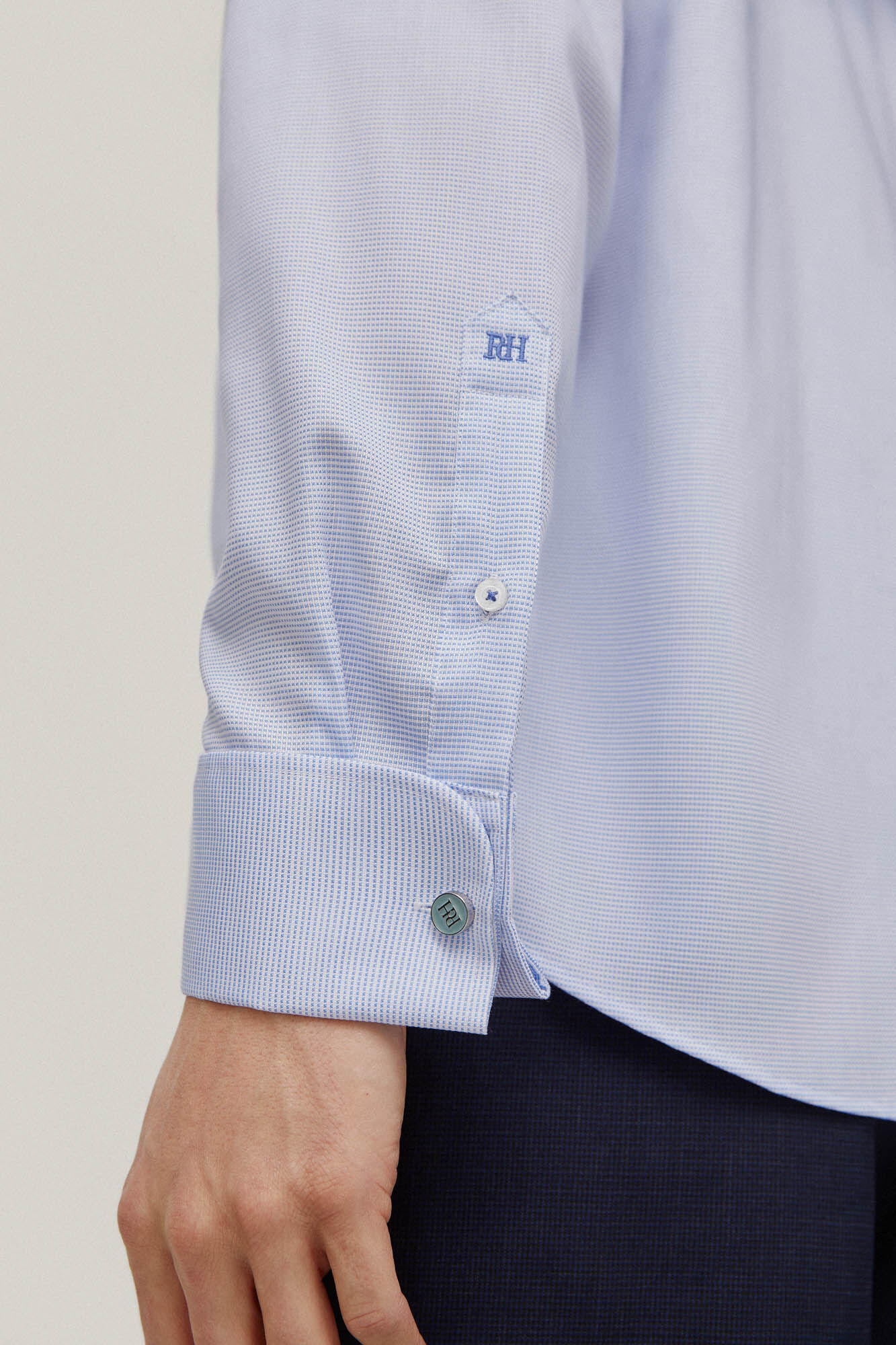Camisa social Twin, estrutura lisa, não precisa passar e é resistente a manchas - Azul