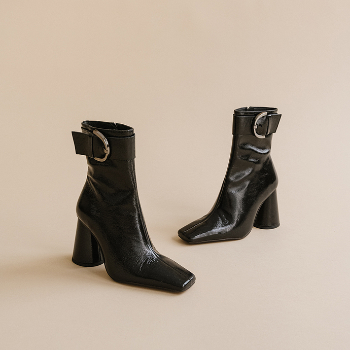 Boots à talons hauts, boucles et bouts r...  en cuir vernis plissé noir