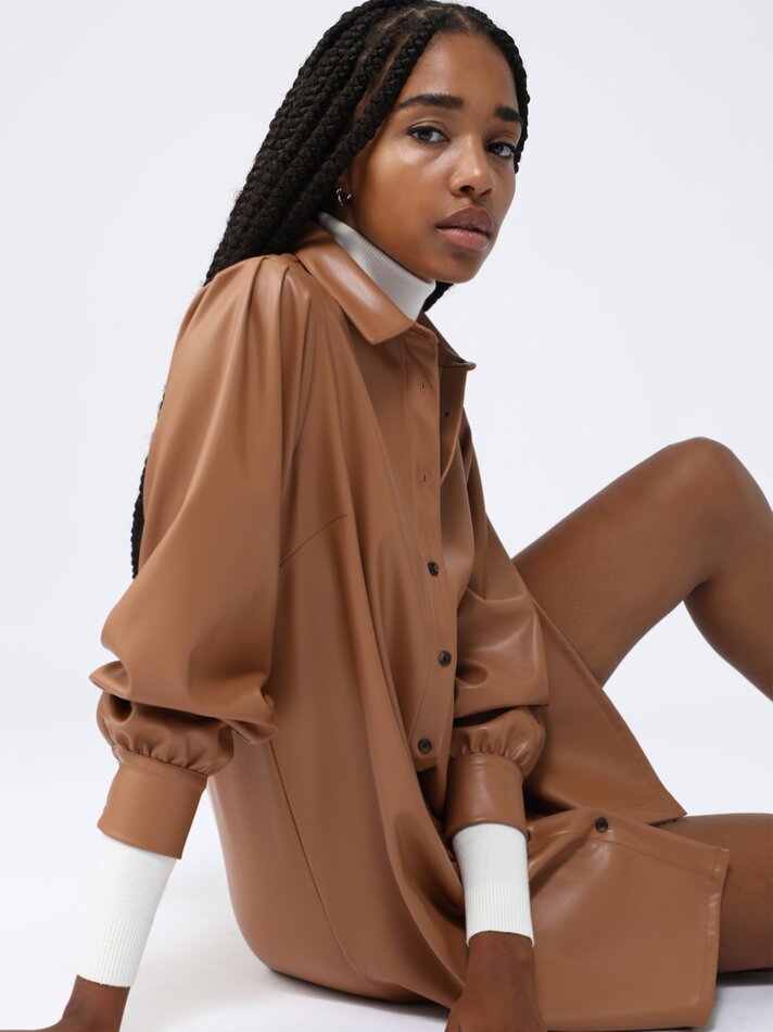 Vestido camisa em couro sintético - Cor camelo, tamanho M