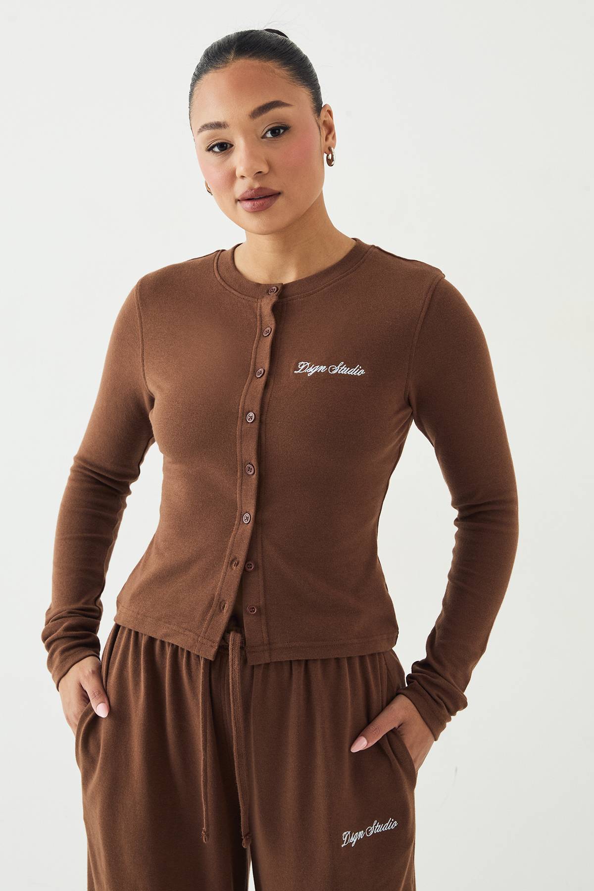 Haut À Manches Longues Boutonné Devant En Maille Côtelée Avec Broderie Script Dsgn Studio