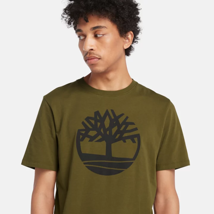 Camiseta masculina verde com o logotipo da árvore do rio Kennebec.