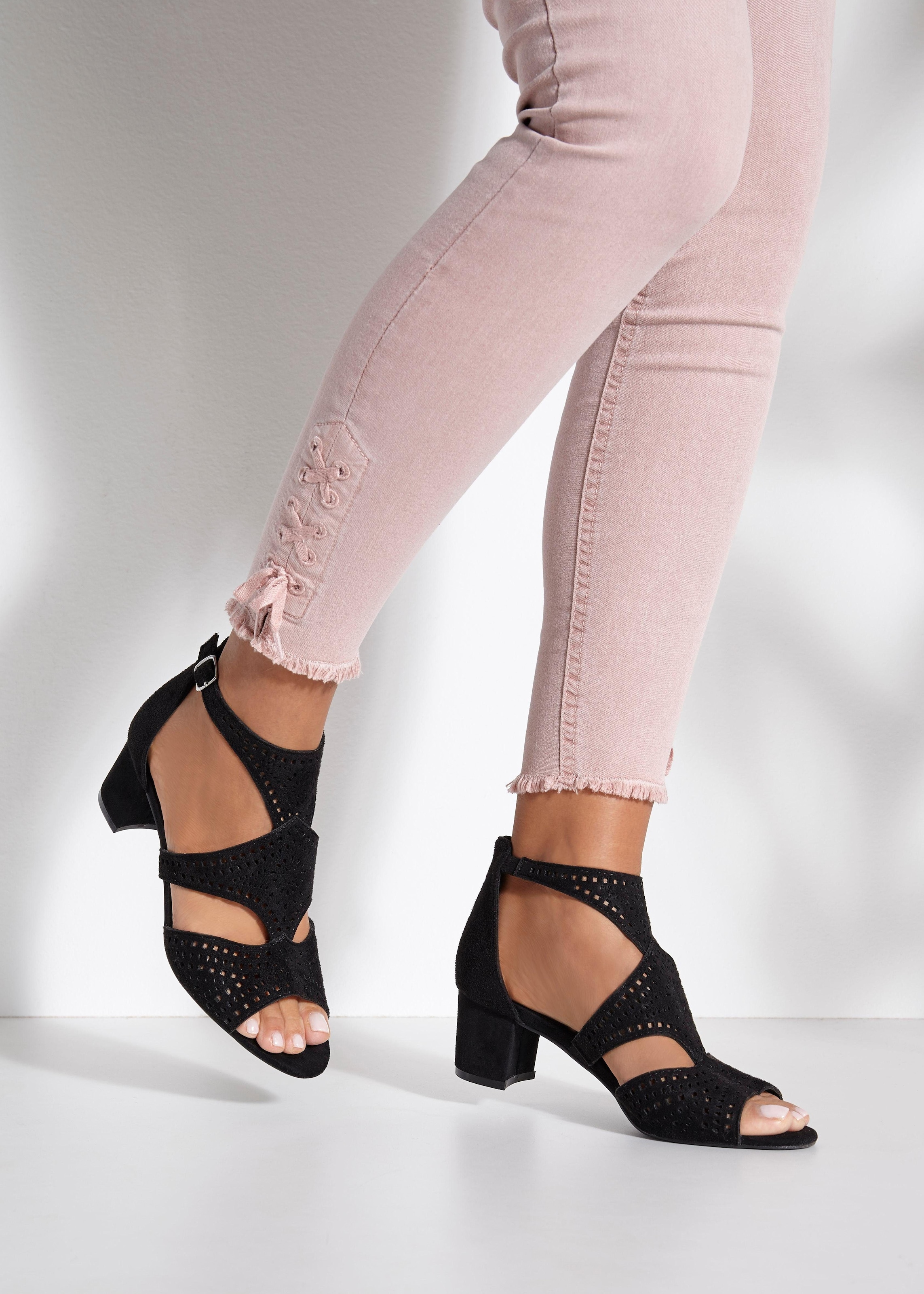 LASCANA Riemchensandalette »Sommerschuh«  Sandalette, Sommerschuh mit Cut-Outs und bequemen Blockabsatz VEGAN