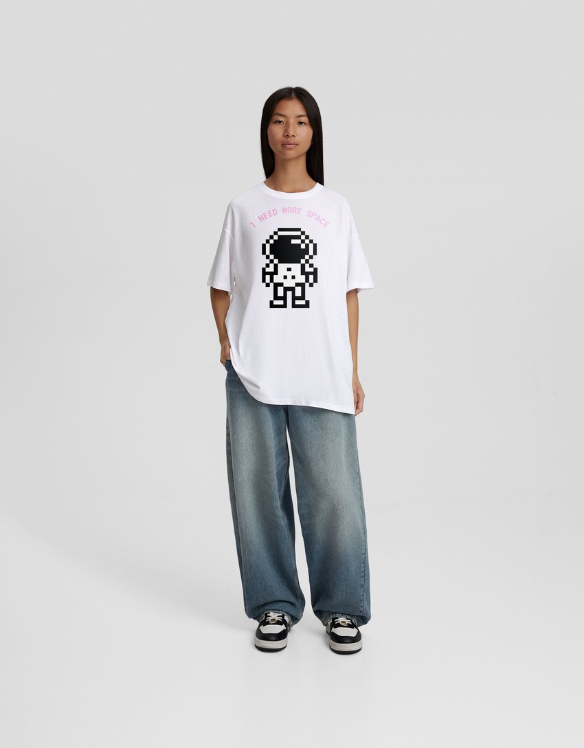 Camiseta oversized da moda com mangas curtas e estampa.