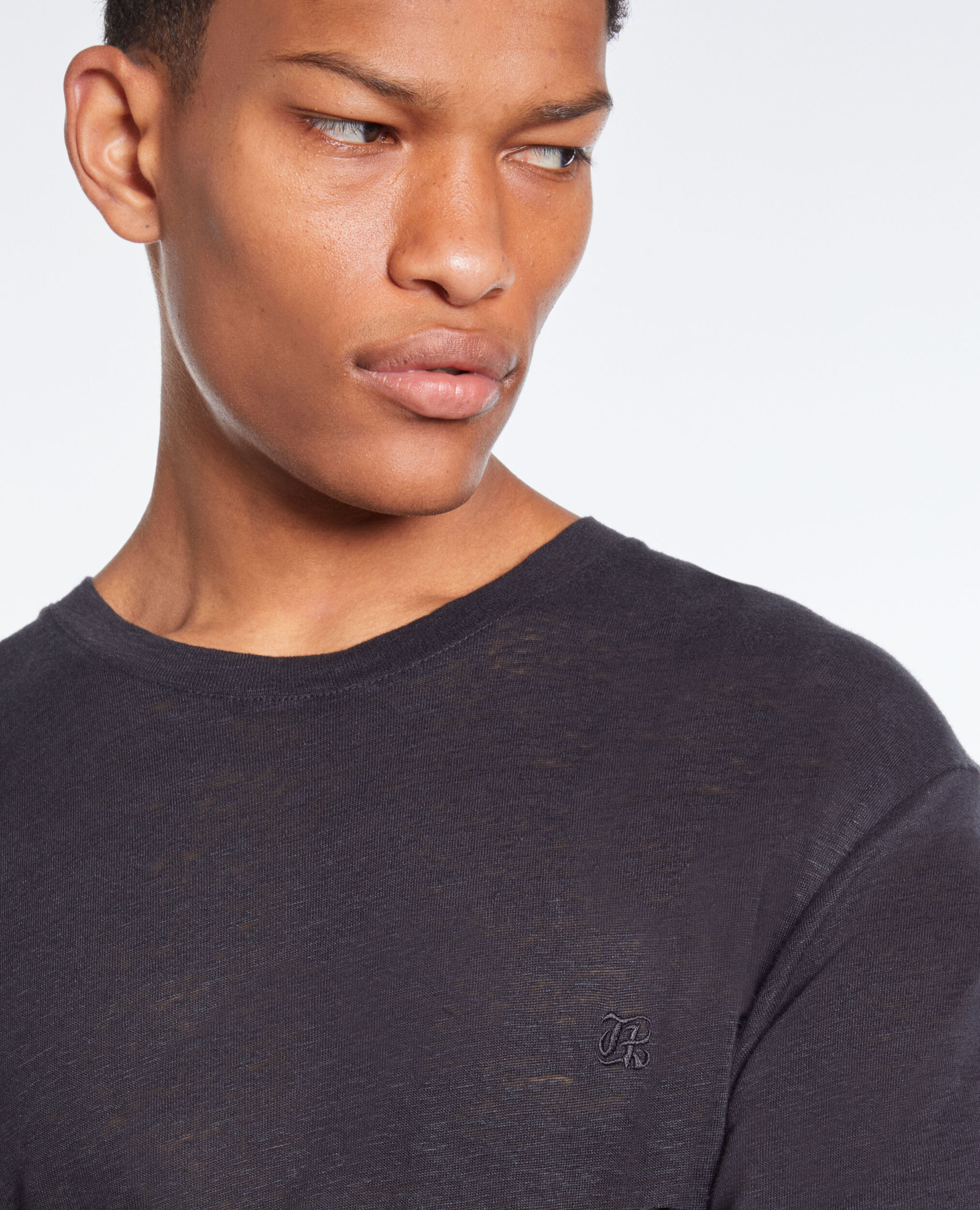 T-shirt noir en lin avec blason