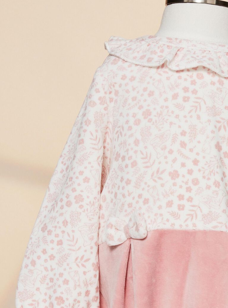 Grenouillère et son bonnet en velours rose poudré et écru