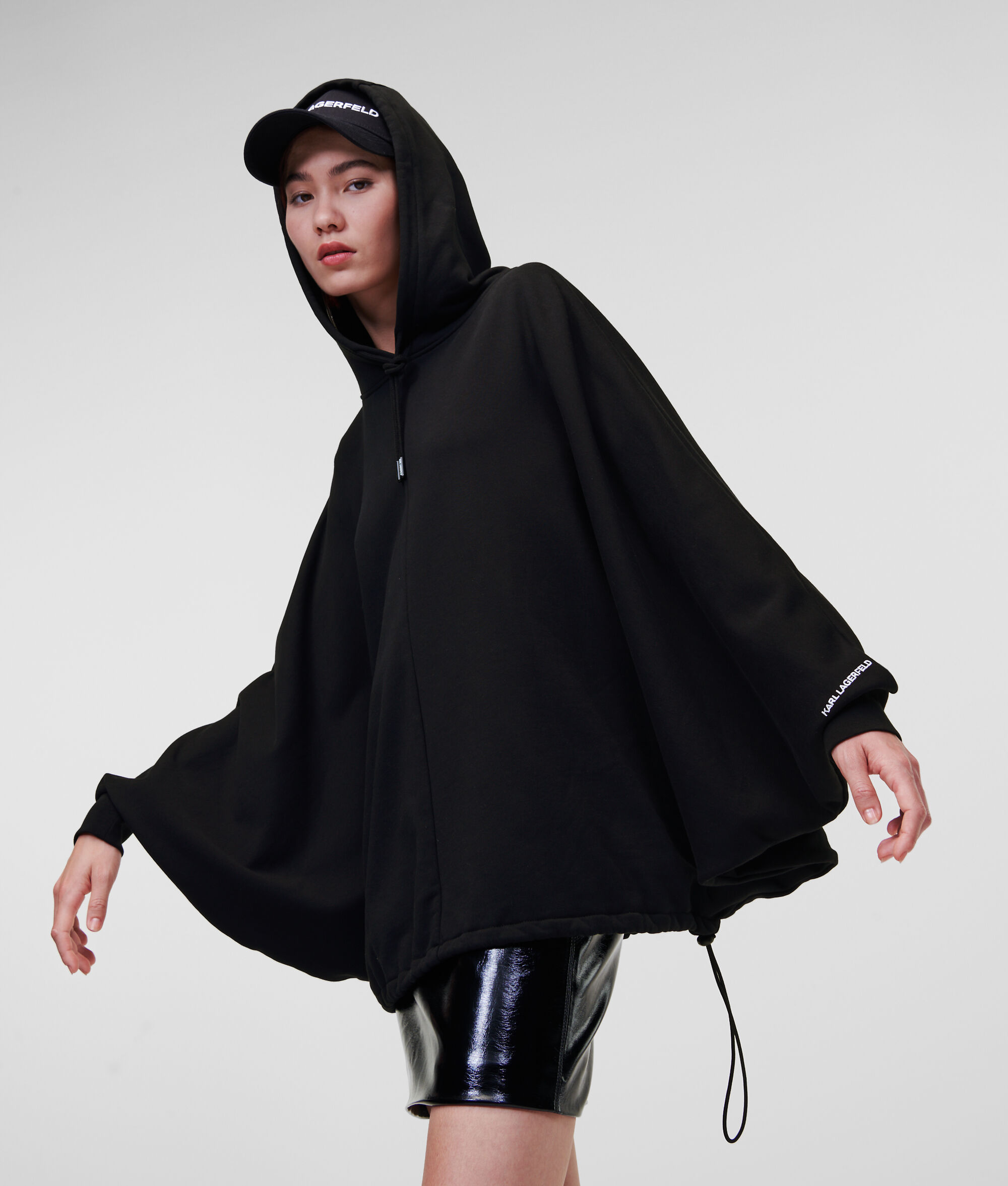 SWEAT À CAPUCHE OVERSIZE SÉLECTIONNÉ PAR HUN KIM