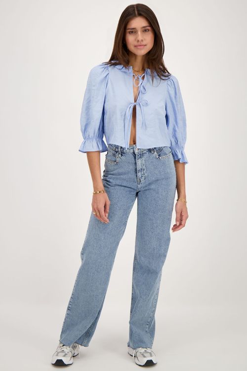 Blauwe top met strikjes en ruffle kraag