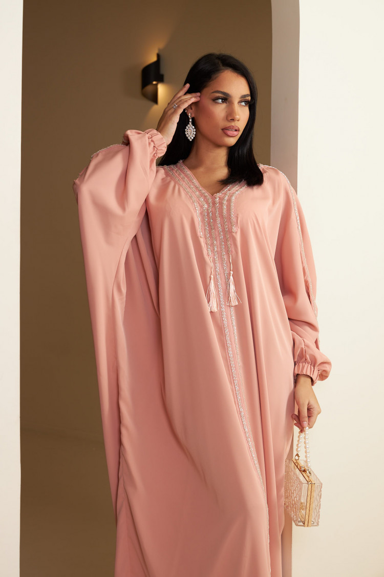 Abaya rose à empiècement perle carrée et pompom