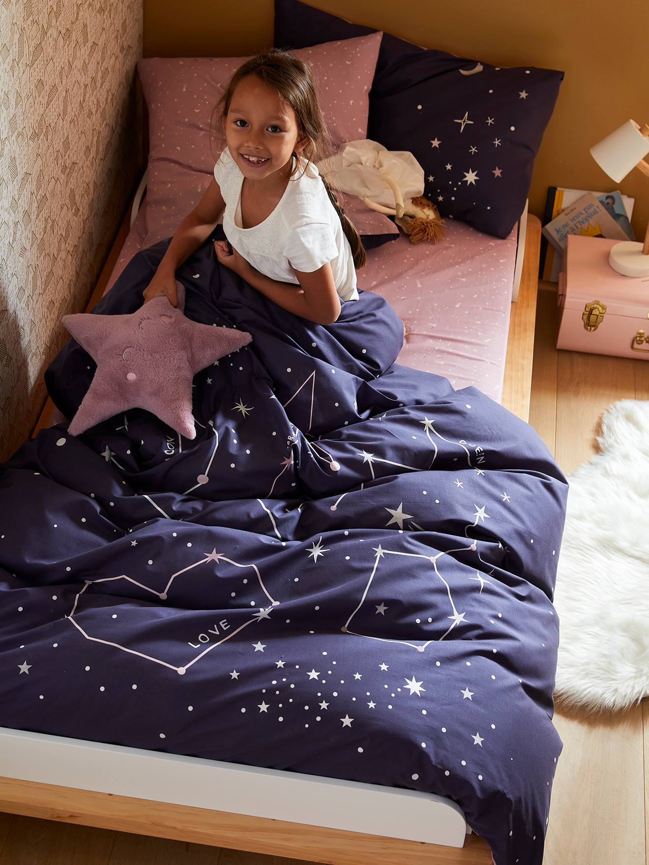 Conjunto de capa de edredom e fronha Miss Constellation com detalhes fluorescentes, azul escuro liso com estampas.