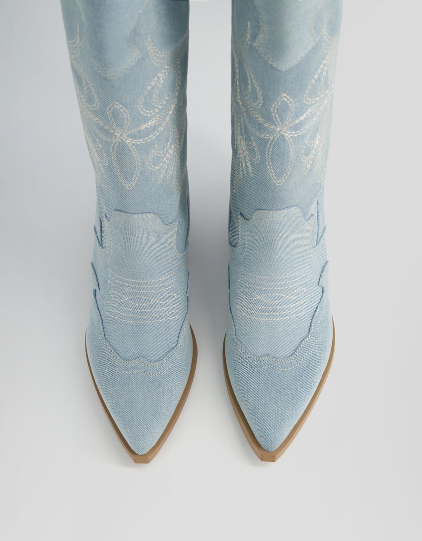 Botas de cowboy de salto alto em jeans