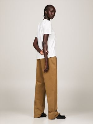Camiseta moderna com gola redonda e monograma TH