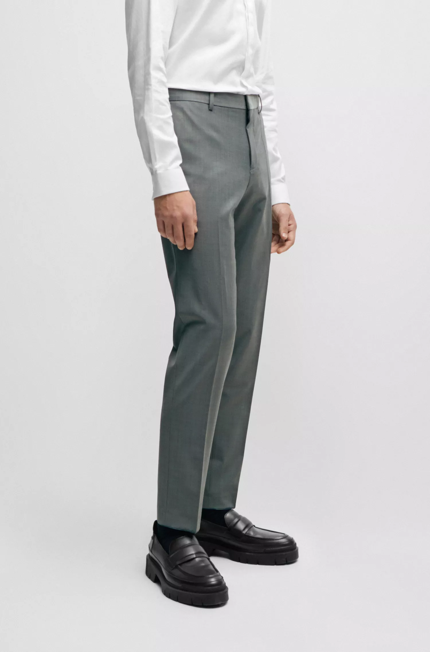 Terno HUGO vermelho, corte slim, em tecido elástico com aparência de mohair.