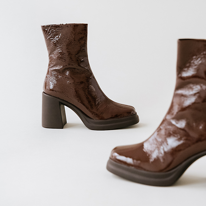 Boots à bouts carrés et plateformes  en vernis plissé marron