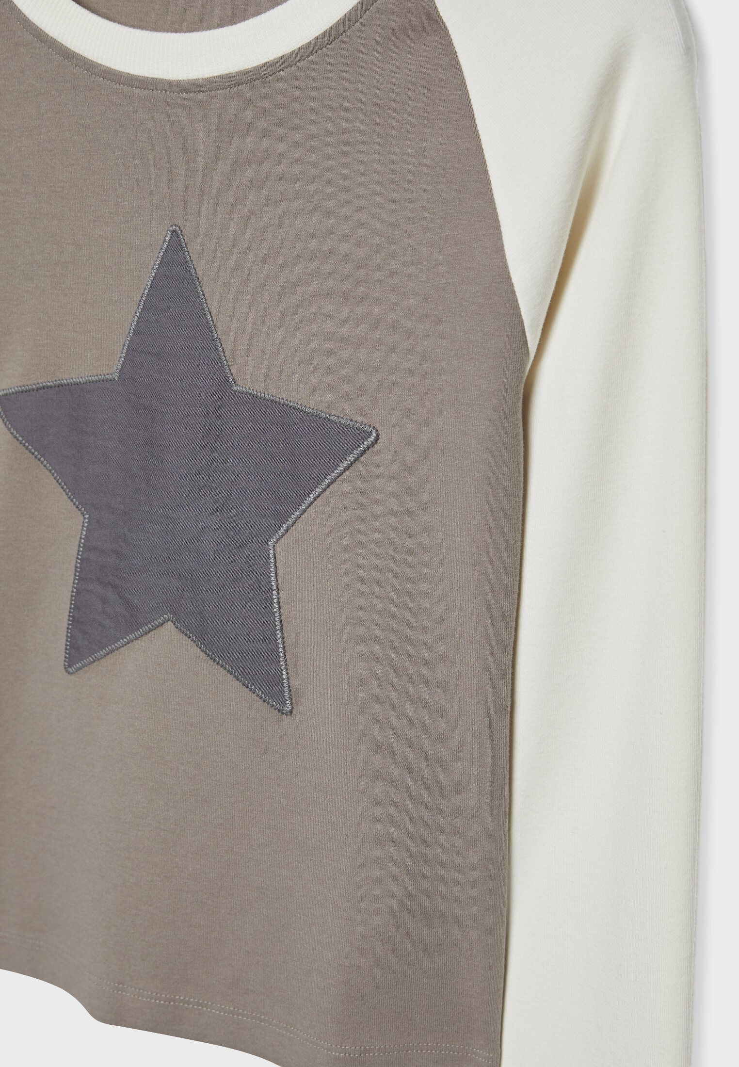Camiseta com estampa de estrela em dois tons