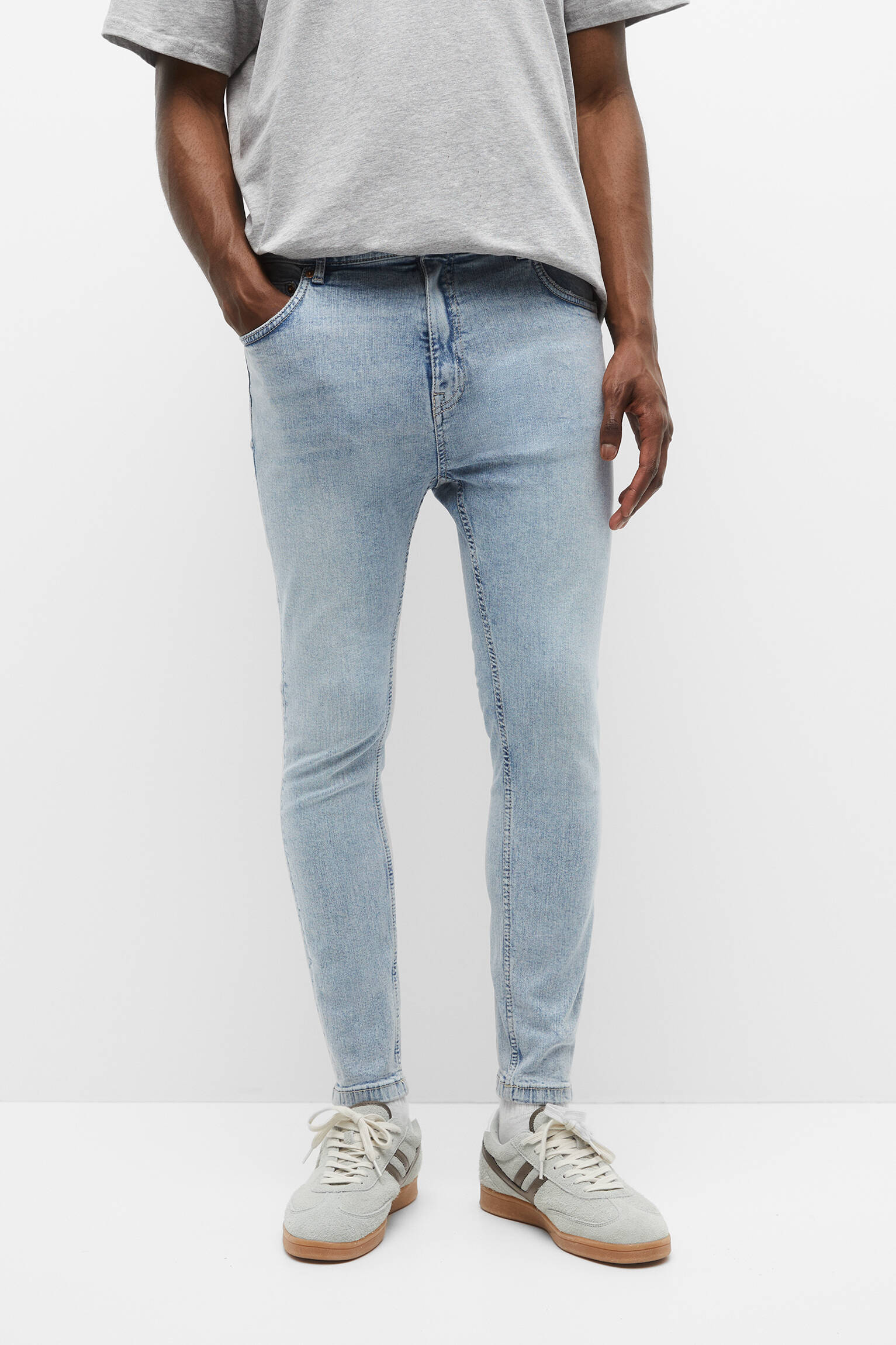CALÇA JEANS BÁSICA CARROT - ÍNDIGO CLARO