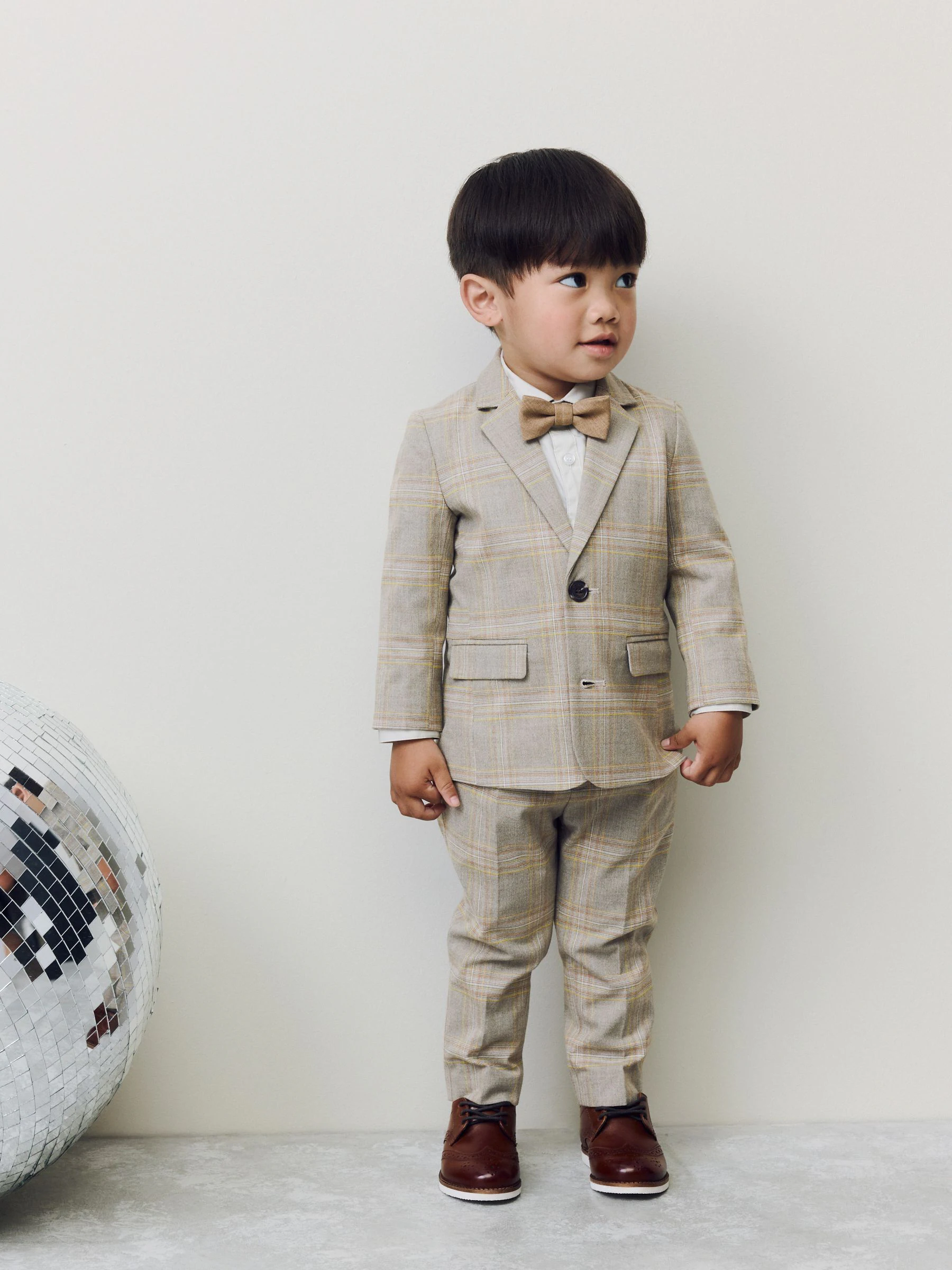 Bruin geruit - Set van blazer, overhemd, broek en vlinderstrik (3mnd -9jr)