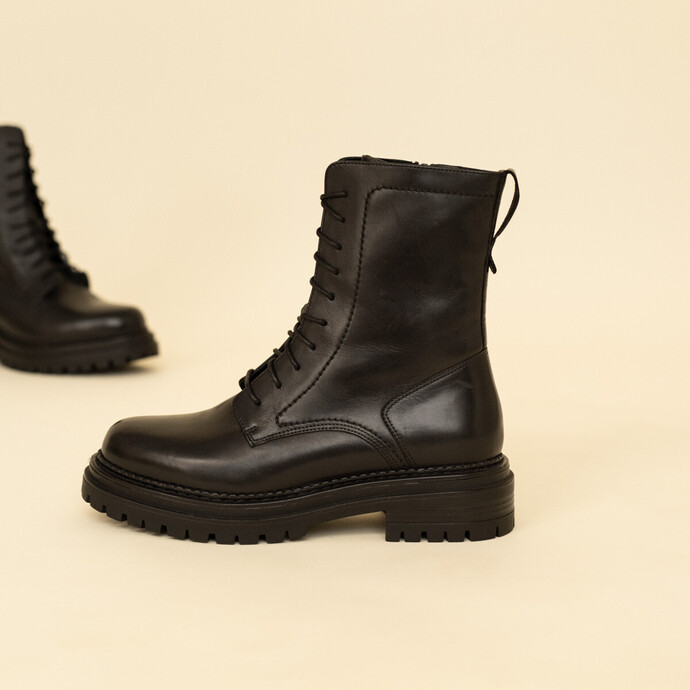 Boots à lacets et semelles crantées  en cuir noir