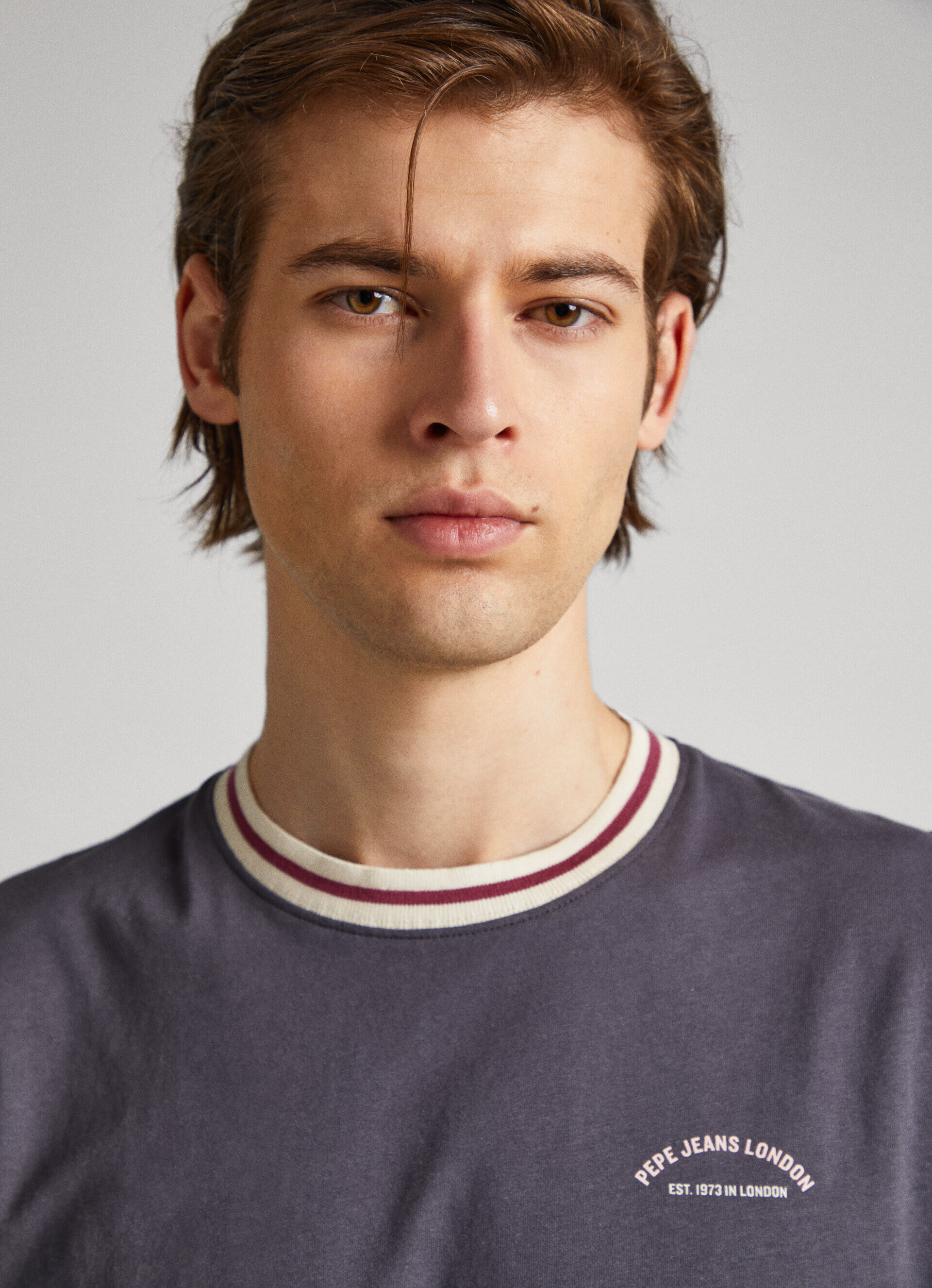 CAMISETA COM DETALHE NA GOLA - cinza-trovão