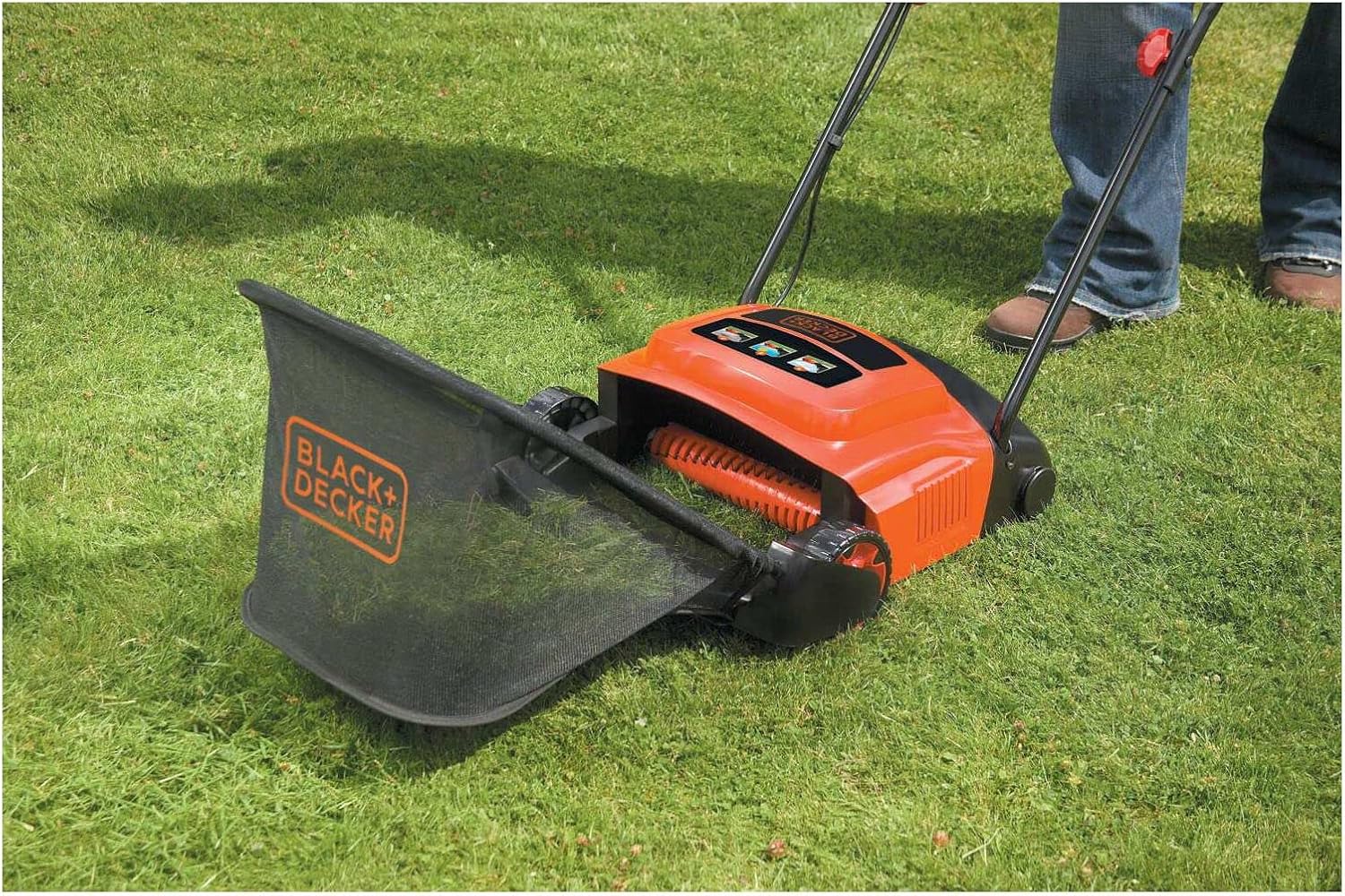 Black+Decker Vertikurierer Elektrisch Rasenlüfter elektrisch (600W, 30 cm Arbeitsbreite, 3 Arbeitshöhen, zur ganzjährigen Rasenpflege, entfernt schonend Moos, Unkraut & Schnittgutreste) GD300
