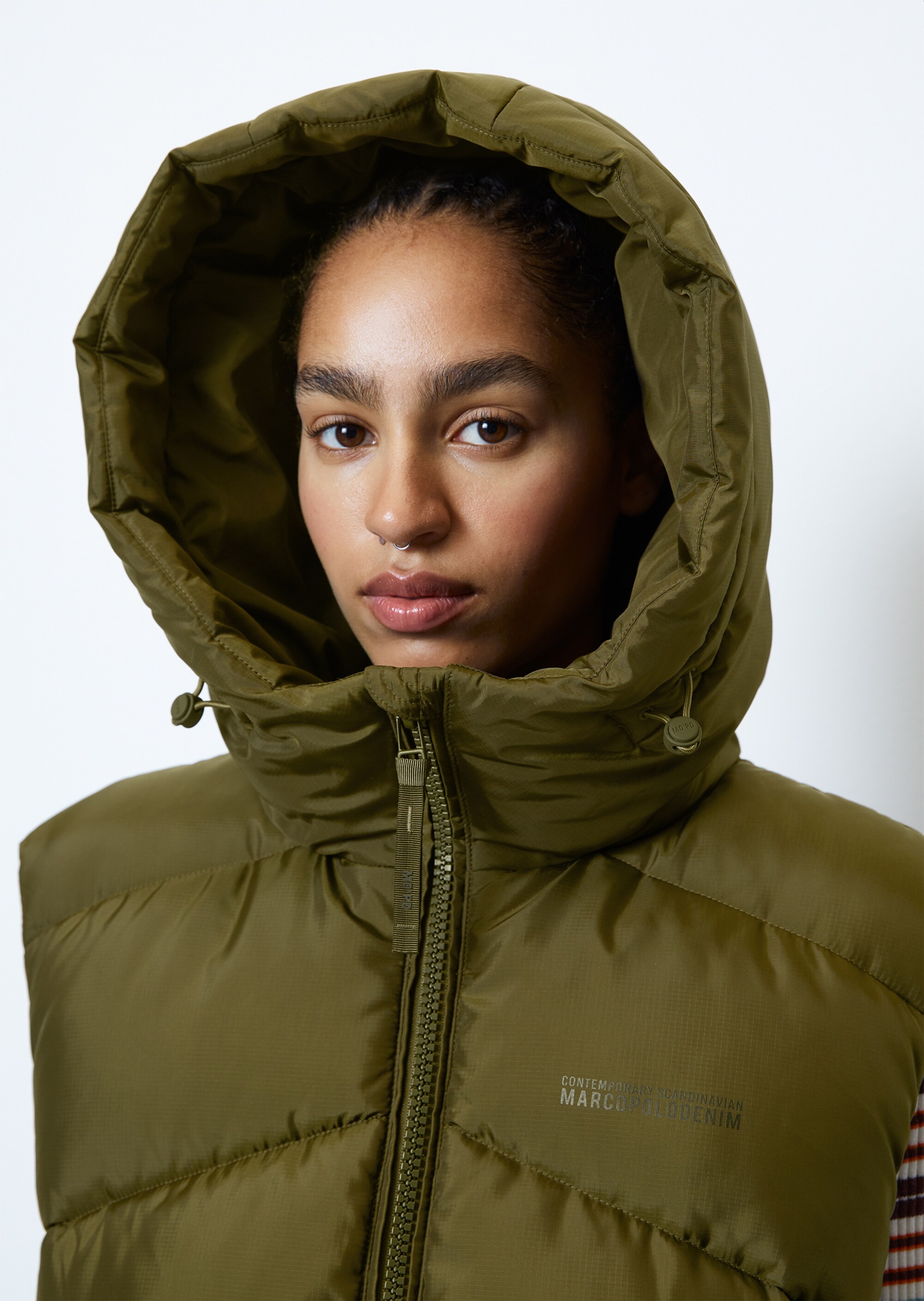 Kapuzen-Puffer-Weste regular aus teilweise recycelten Materialien