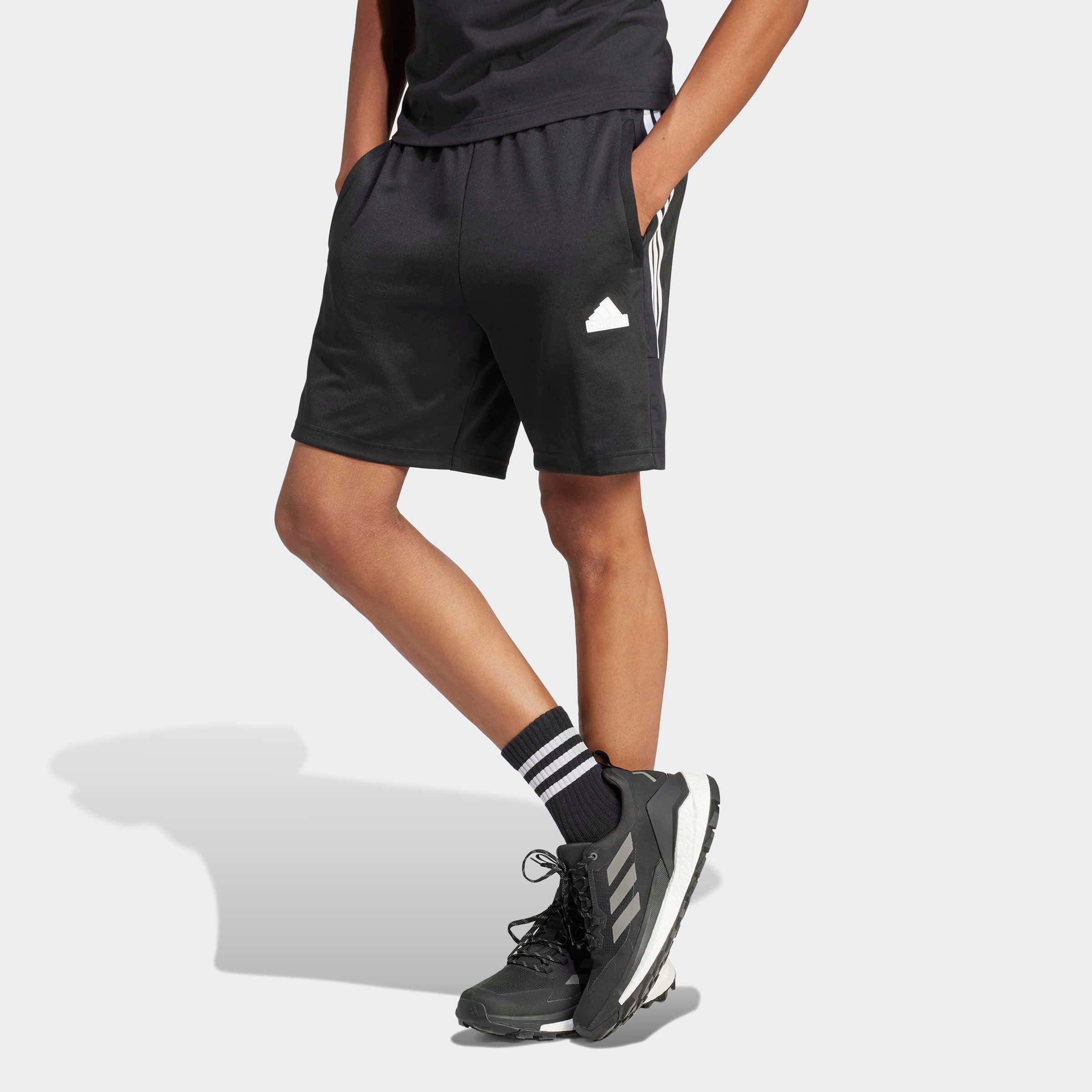 adidas Sportswear Shorts »M TIRO SHO Q1«  Trainingsshorts mit Logo, Druckknopftasche