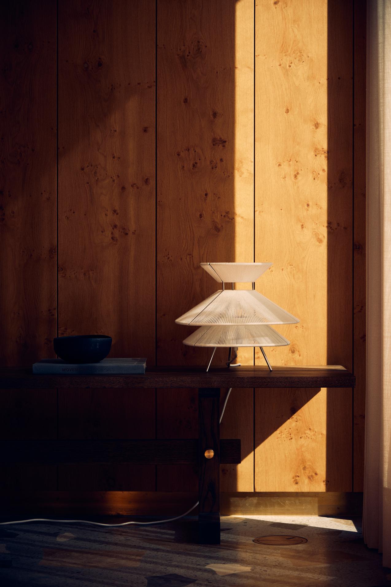 Frandsen  Kiku bordlampe, hvid - Ø35,5 cm.