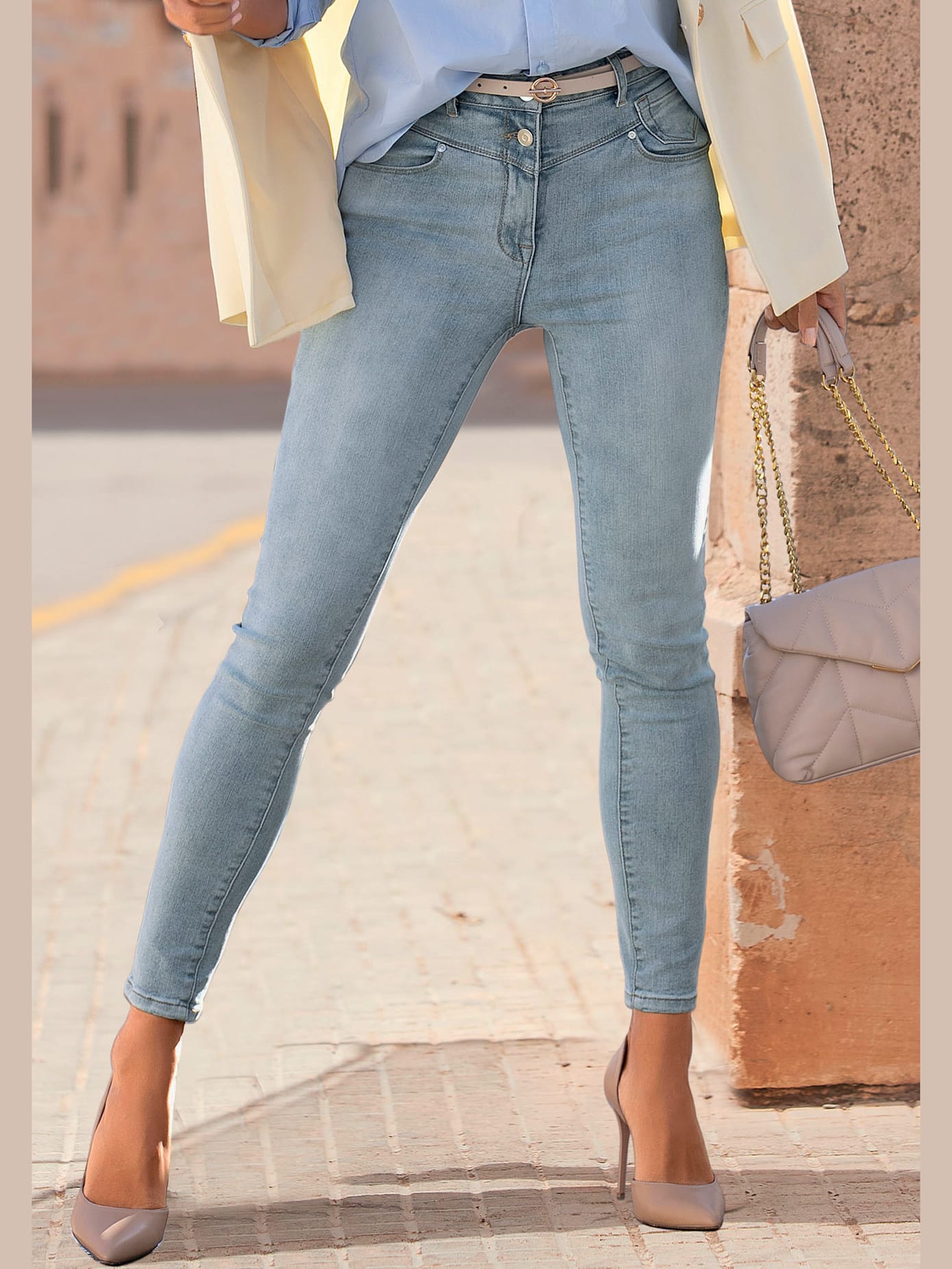 Jean skinny fit patte de boutonnage visible devant