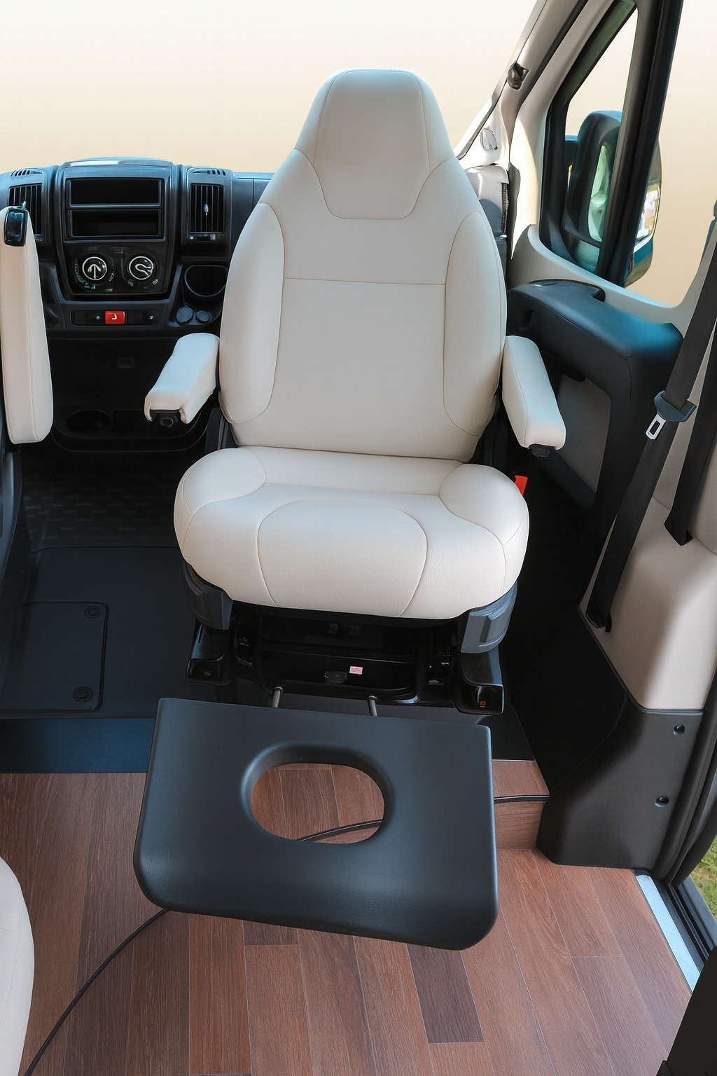 CTA Relax Seat System Smart elektrische Fußstütze für den Fahrzeugsitz mit D  Sicherheitsfunktion