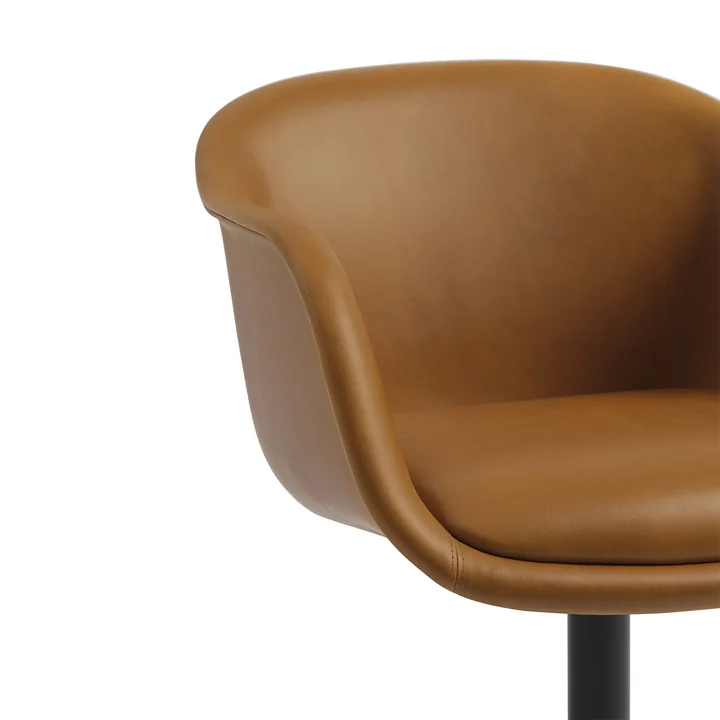 Muuto - Fiber Conference Armlehnstuhl, schwarz / Refine Leder cognac