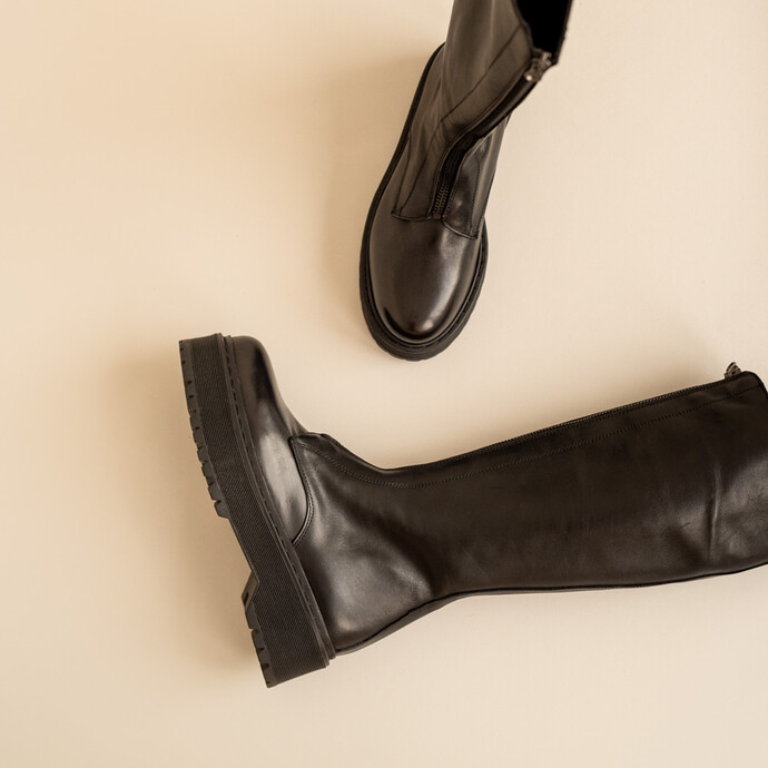 Bottines à plateformes et fermetures frontales  en cuir noir