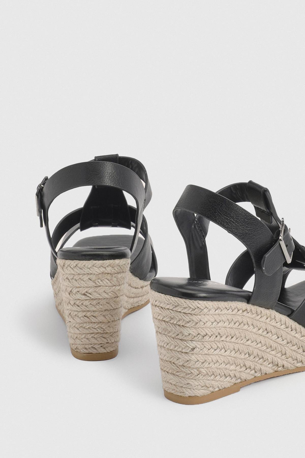 boohoo Sandales Compensées À Brides En T Coupe Extra Large