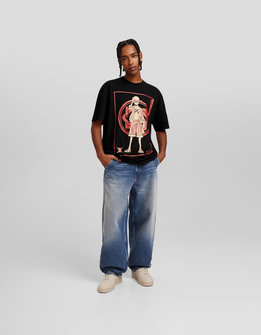 Camiseta de manga curta com estampa de One Piece e modelagem quadrada.
