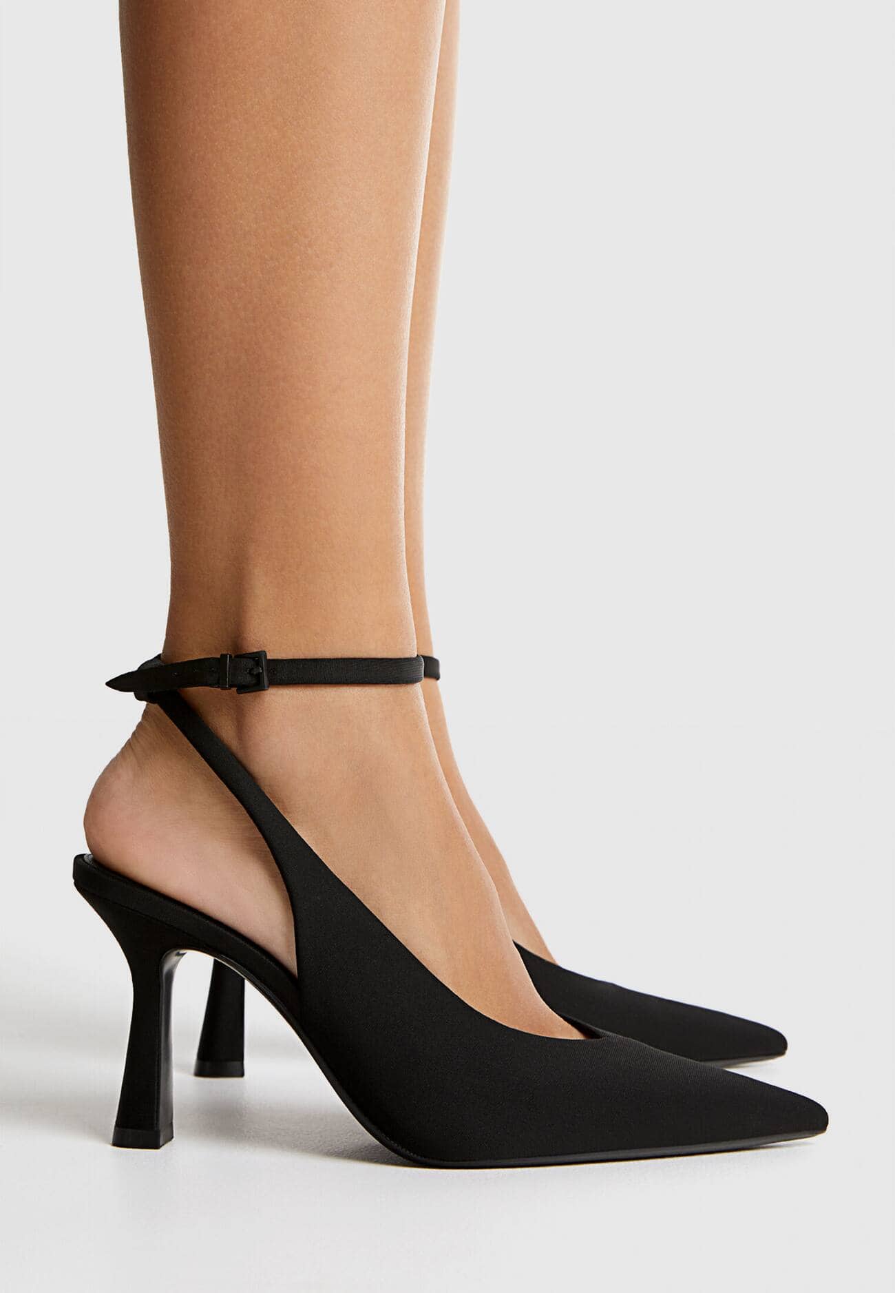 Sapatos de salto com tira no calcanhar