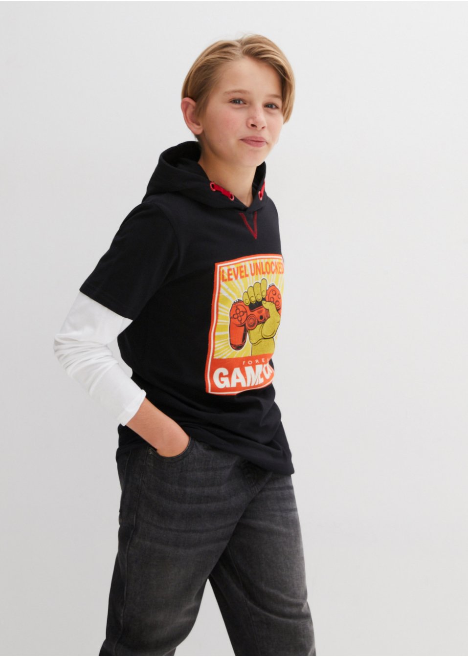 T-shirt garçon à capuche et superposition