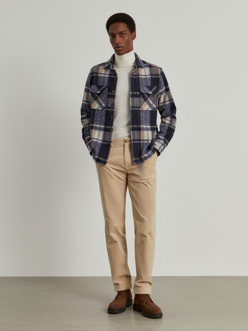 Calças chino regular fit em veludo