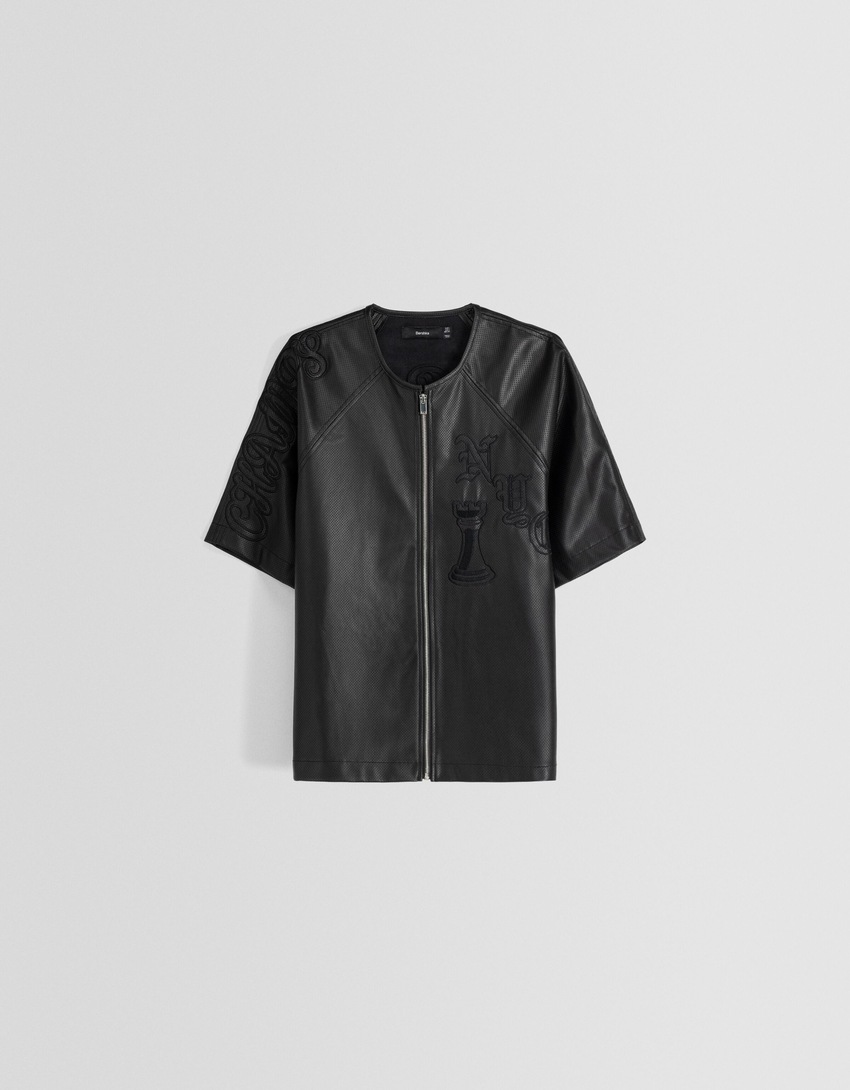 Camisa de manga curta com efeito de couro e bordado vazado.